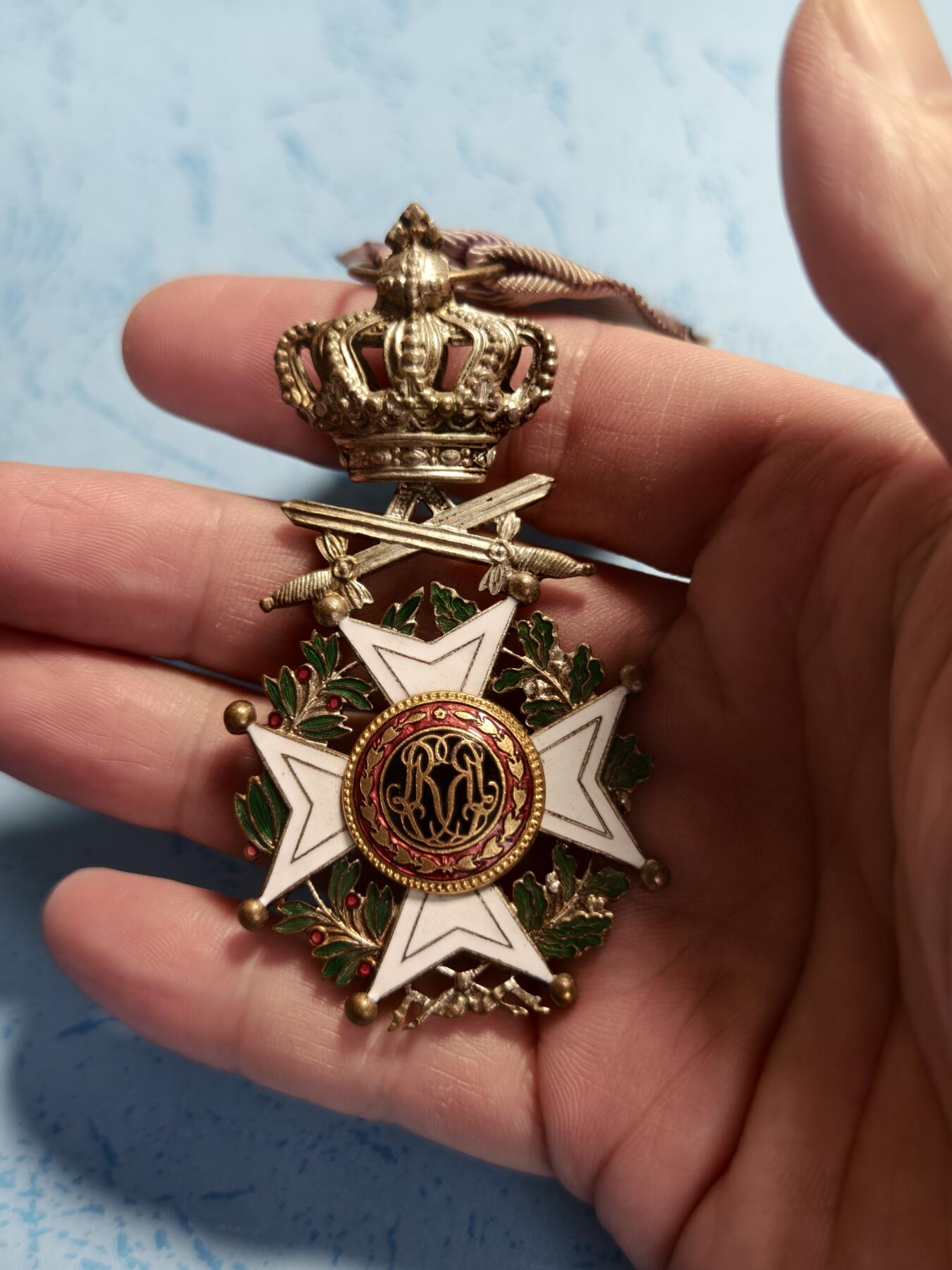 抚柳草堂-第六期章牌钱币 奖章勋章限时免佣 满百包邮 放漏专场 比利时利奥波德一世骑士级勋章 荷法双语版 配剑军事版 章体珐琅彩绘基本完好  狮子图案和皇冠细节清晰