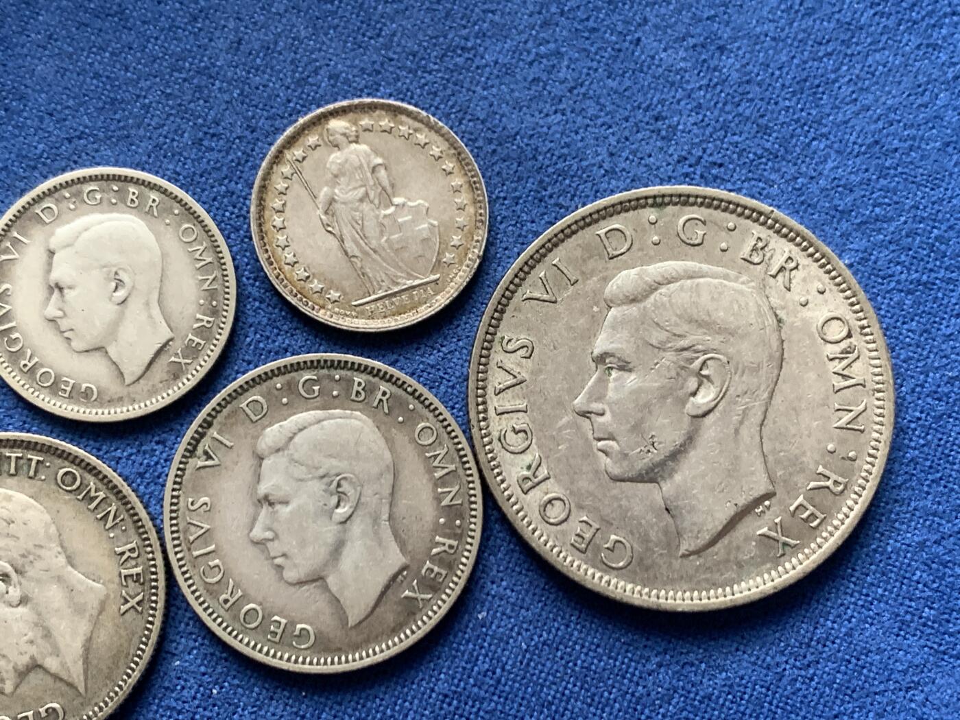 《竞宝斋》第455场 周日，周一 2场连拍 （全场包邮，欢迎送拍） 五枚一组 英国银币三枚（1940年乔治六世1先令+1936年乔治五世1先令+乔治六世1942年6便士）+瑞士1964年半法朗银币 原光+英国1938年乔治六世半克朗银币
