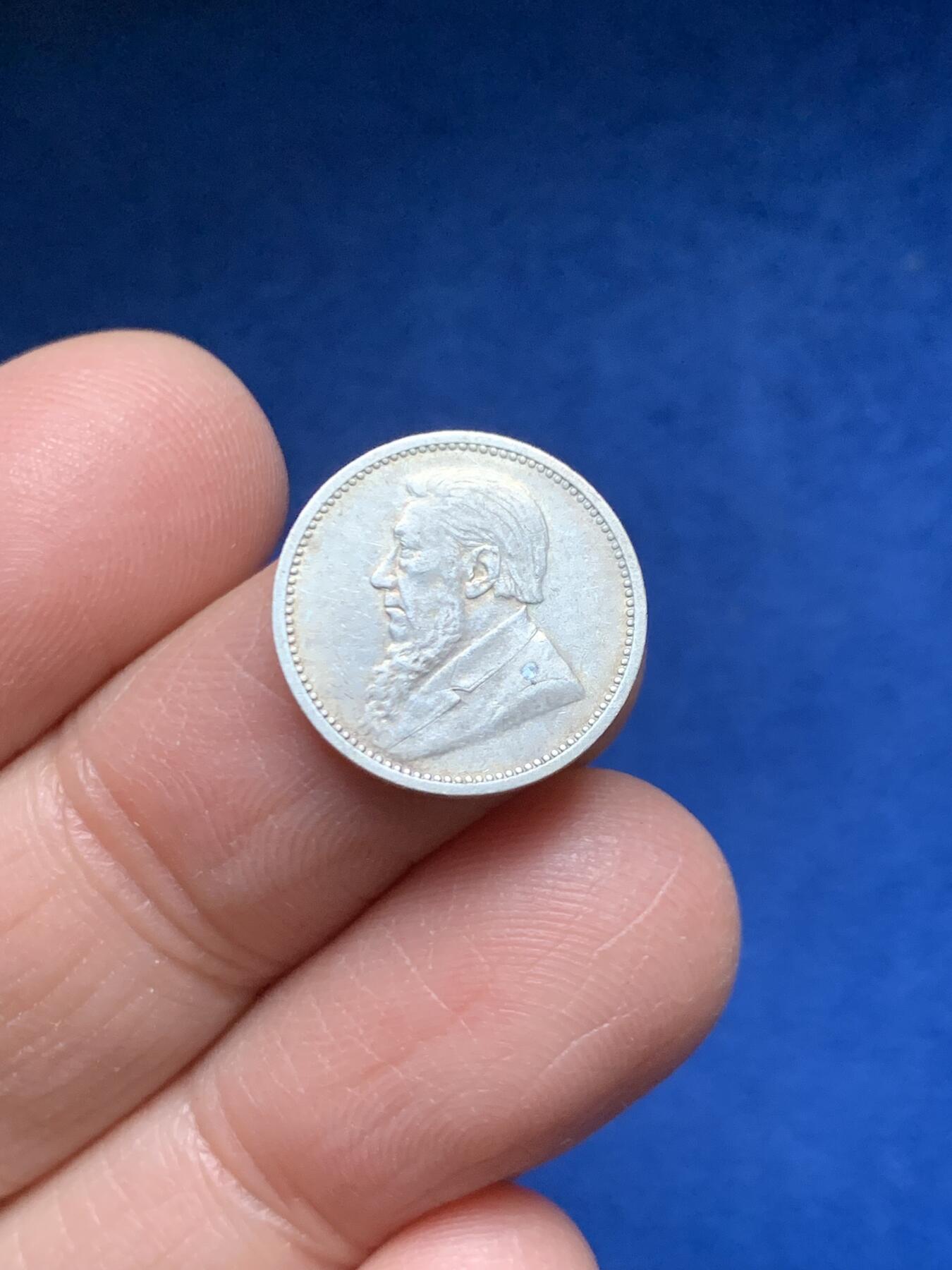 《竞宝斋》第455场 周日，周一 2场连拍 （全场包邮，欢迎送拍） 三枚一组 德兰士瓦共和国 1892年3便士、1897年6便士、1897年1先令 银币 南非的前身之一 仅存在不到50年 这三枚细节都很好 传世包浆 温润原光 经典品种