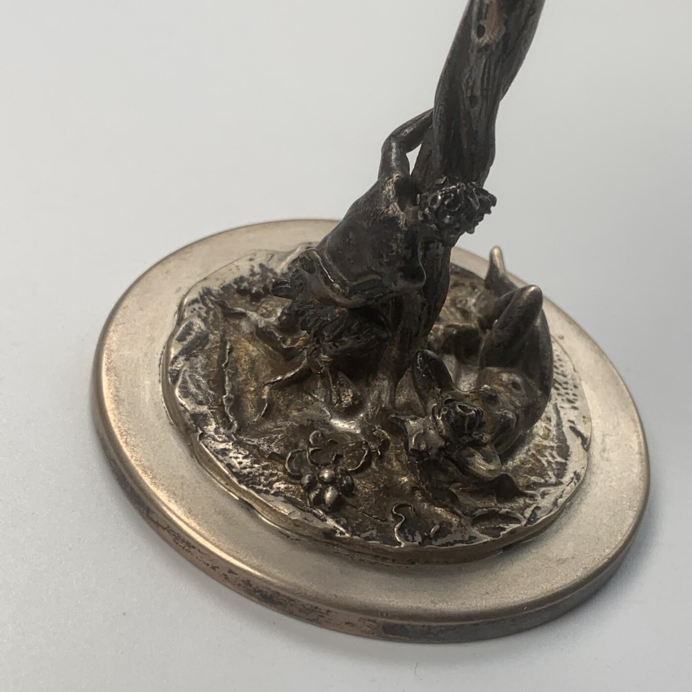 掌中浮雕-藏着的欧洲第048场 意大利潘神银质酒杯。工艺精美，比较少见的立体圆雕杯座和柄座，刻画了半人半羊的潘神与裸女在葡萄树下嬉戏的场景。高度12cm，口径7cm，重量256克，800银戳，底座边缘稍有变形