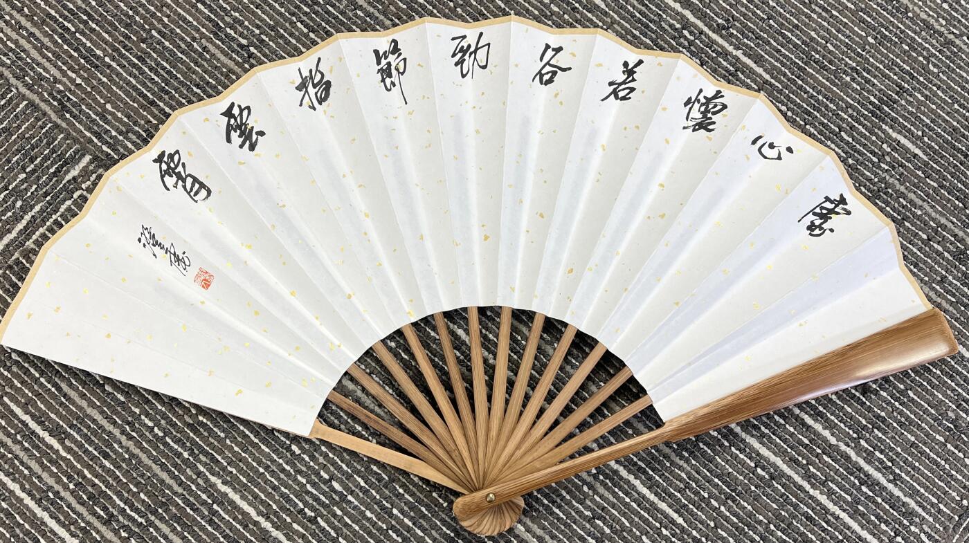 抚柳草堂-第六期章牌钱币 奖章勋章限时免佣 满百包邮 放漏专场 纯手绘墨竹诗文折扇 实力派画家纯手绘 笔墨丰富构图完整 开合设计效果好 长30cm宽2.8cm 扇骨有轻微起皮