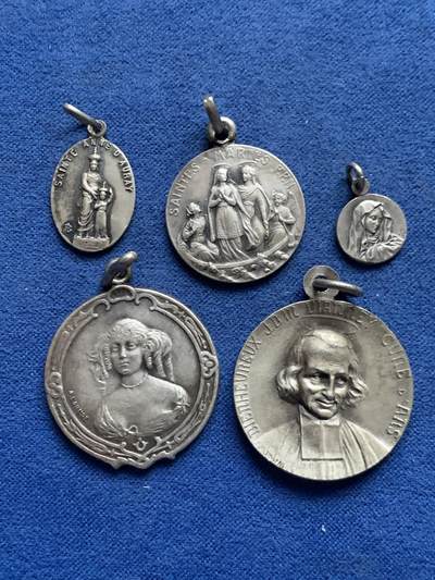 《竞宝斋》第455场 周日，周一 2场连拍 （全场包邮，欢迎送拍） - 五枚一组 宗教吊坠纪念章 总重18.5克