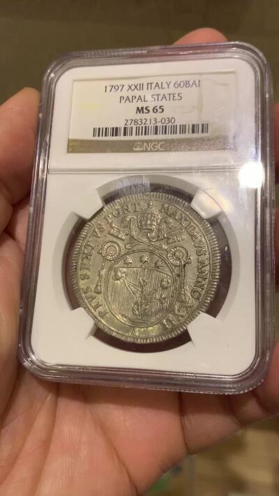 《竞宝斋》第455场 周日，周一 2场连拍 （全场包邮，欢迎送拍） NGC MS65 意大利1797年教皇国60B银币，庇护六世时期发行。整枚币全深打，小牧徽面的人头和植物所有细节完全展现，极其难得。银光闪闪的出厂状态。一枚直接一步到位。