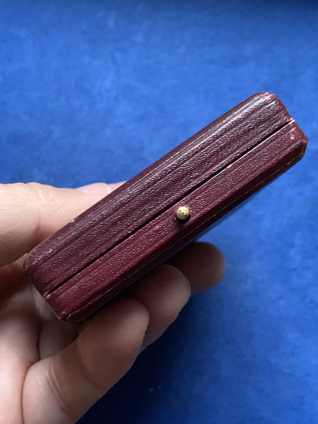 《竞宝斋》第455场 周日，周一 2场连拍 （全场包邮，欢迎送拍） 里昂自由学校兄弟会校友协会纪念铜章 31克 45.3mm 三角铜标 带原盒