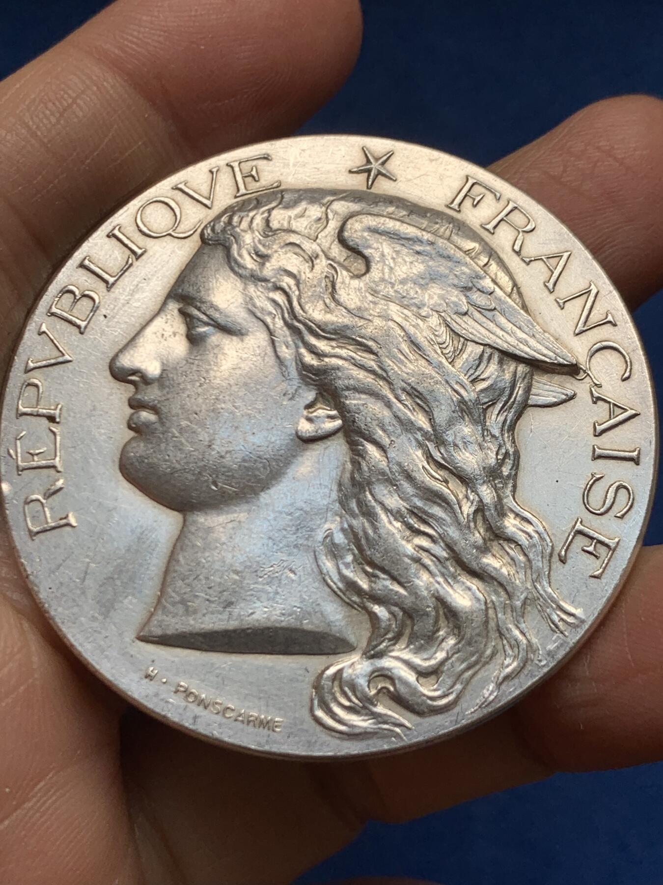 《竞宝斋》第455场 周日，周一 2场连拍 （全场包邮，欢迎送拍） 法国农业部农业竞赛银章，正面为农业与商业之神墨丘利，65.35克，50.2MM，丰饶角银标，950银。