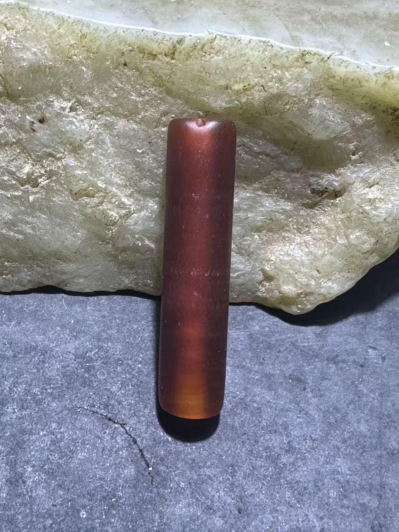 高玉化酒红色缠丝玛瑙通货直桶，桶珠一颗，