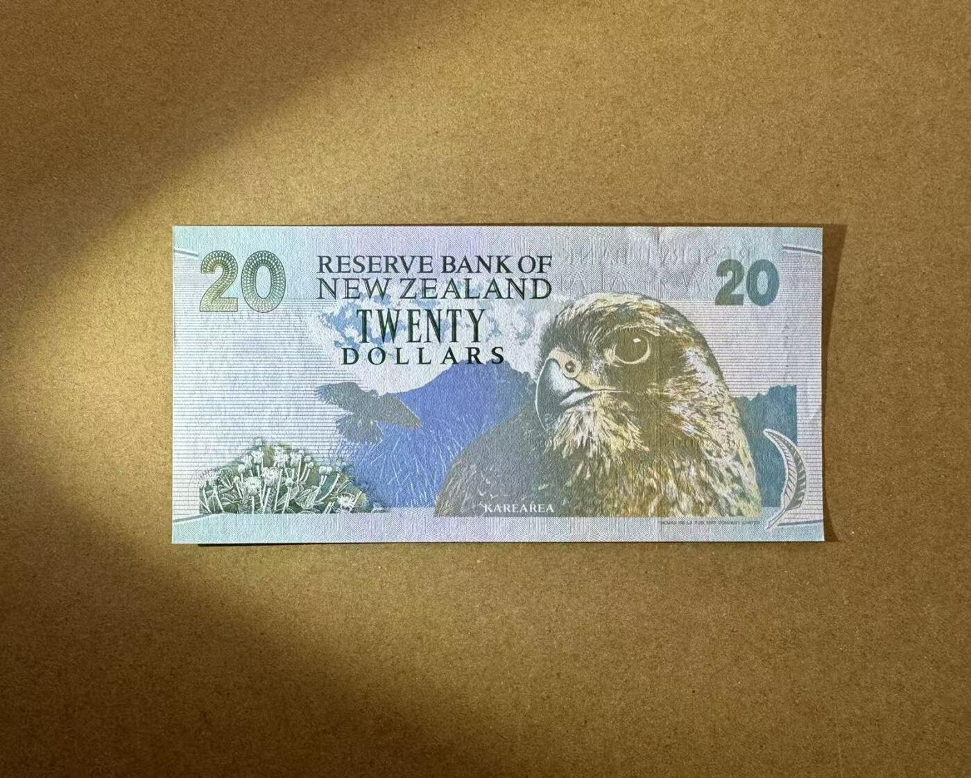 【Blue Auction】世界纸币精拍第772期——18级TOP拍卖/信誉/品质/专业/高效💫 【AA冠555豹子号无47】新西兰纸质版20元 女王 全新UNC