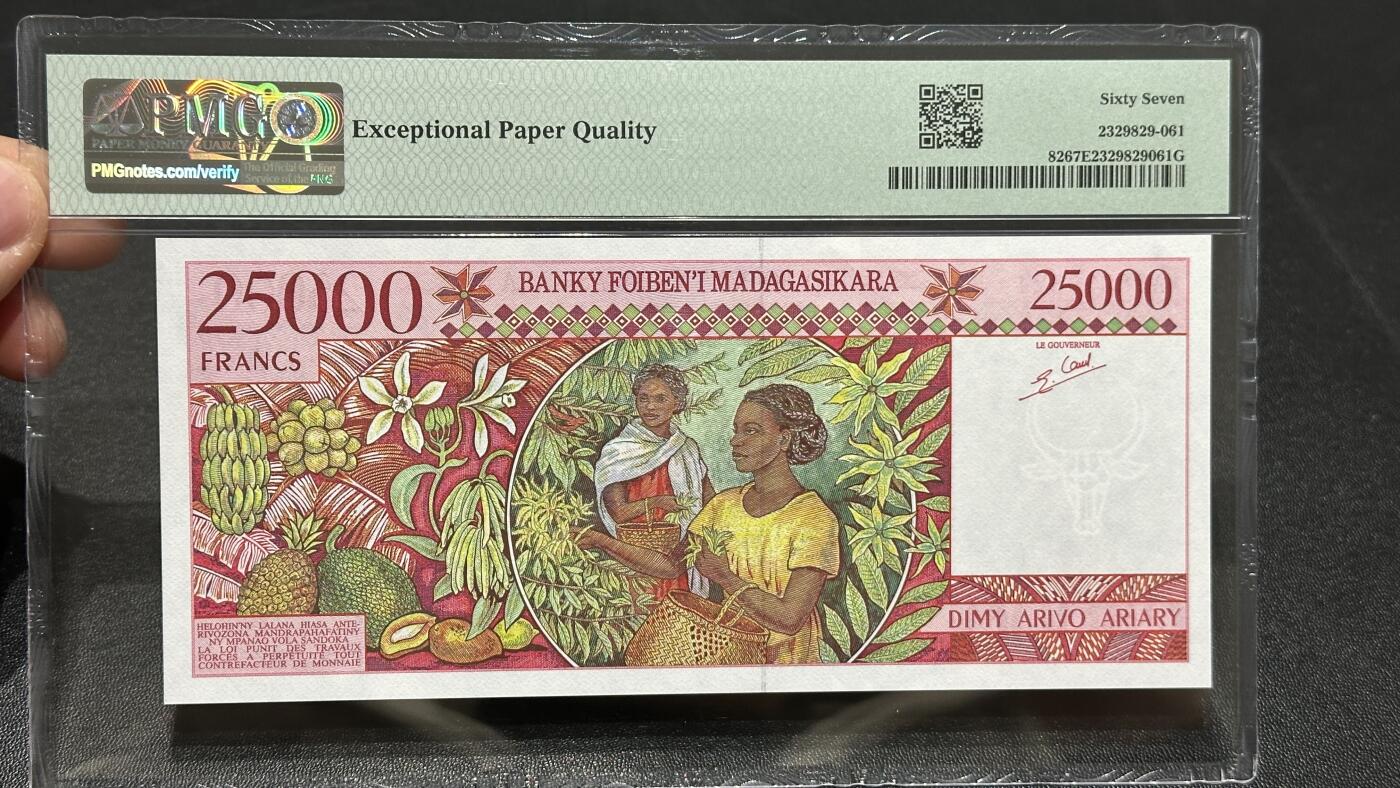 🎉🎉🎉《外钞收藏家》第六百期（年度庆典场）（本平台长期征集拍品、欢迎藏友们联系合作）❤️❤️❤️ 马达加斯加1998年25000法郎/5000阿里阿鲁PMG67（A版）