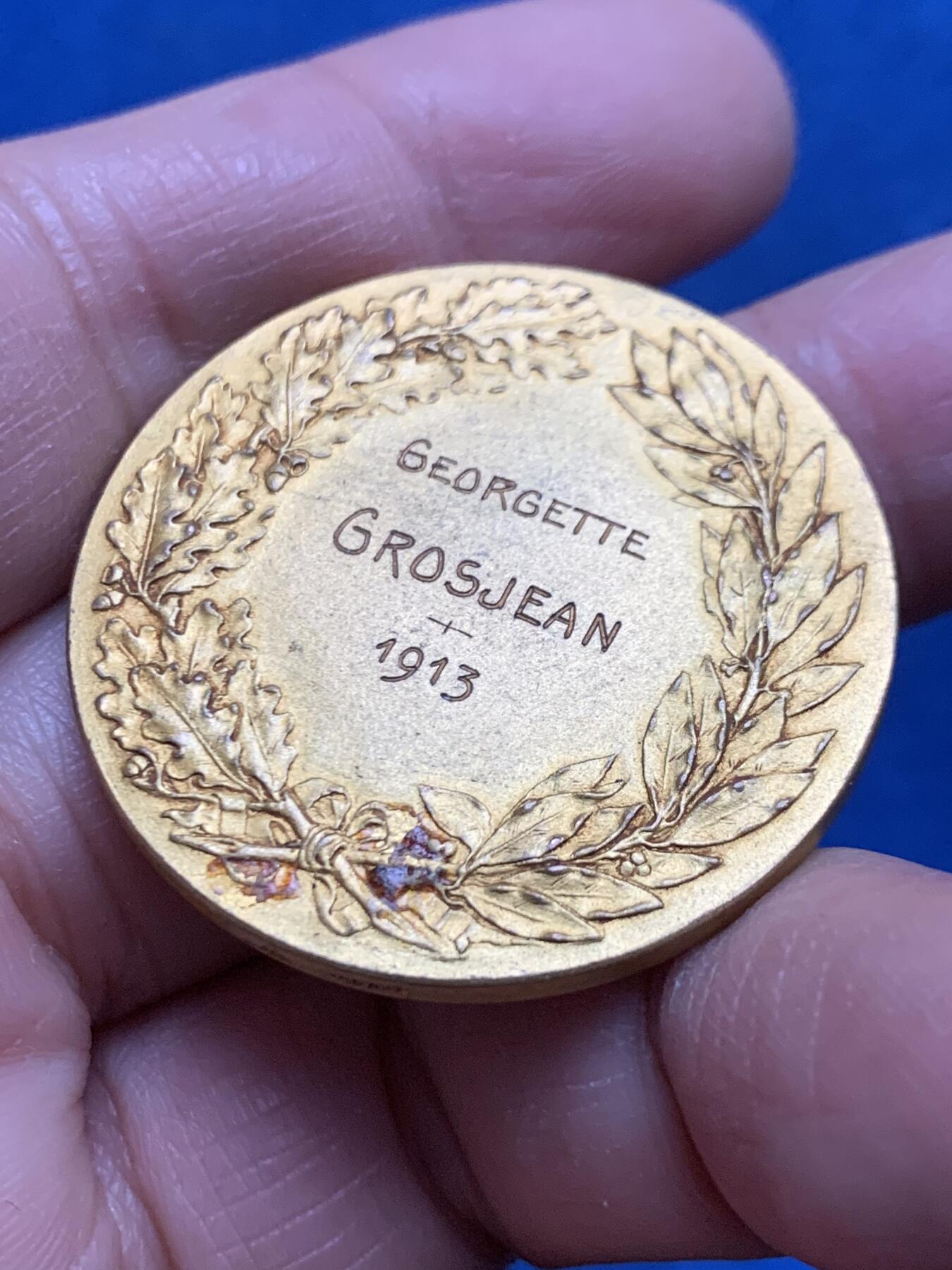 《竞宝斋》第455场 周日，周一 2场连拍 （全场包邮，欢迎送拍） 戎装玛丽安娜镀金铜章 21.5克 36mm 三角铜标 孔雀头盔