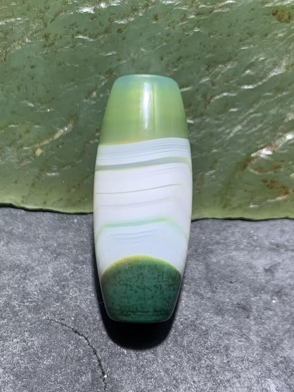 精美冰透高玉化瓷白绿双色缠丝玛瑙桶珠一颗