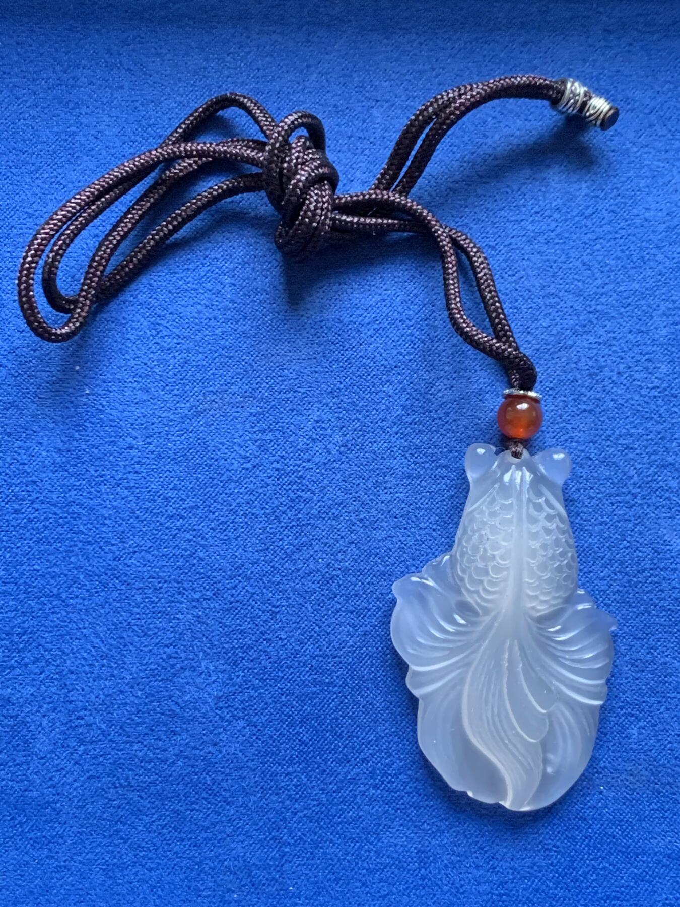 《竞宝斋》第455场 周日，周一 2场连拍 （全场包邮，欢迎送拍） 玛瑙小金鱼雕刻挂件 总重约16.4克