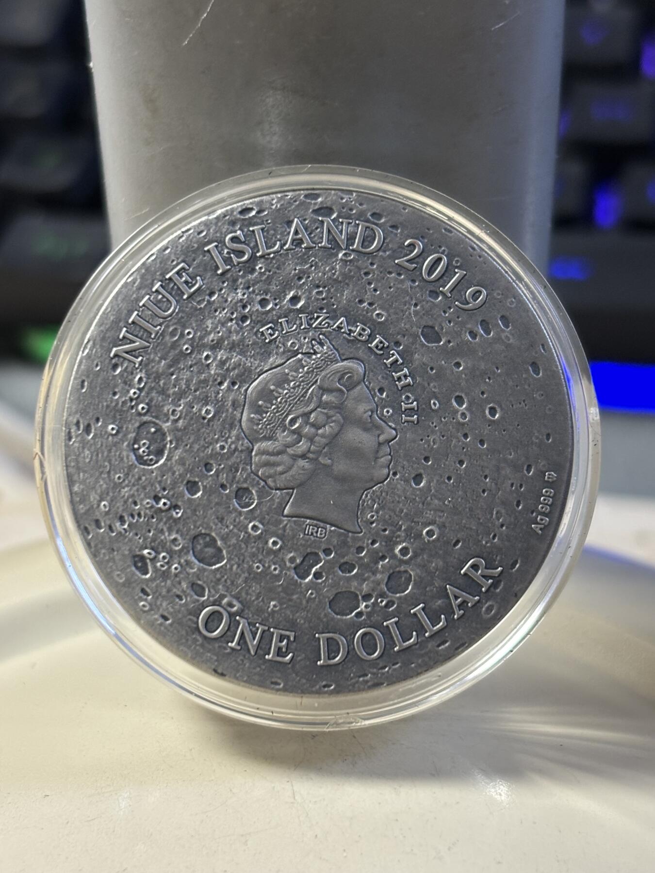 第187期拍卖 纽埃2019年宇宙星坑1哥白尼环形山镶月球陨石银币，999银，发行666枚