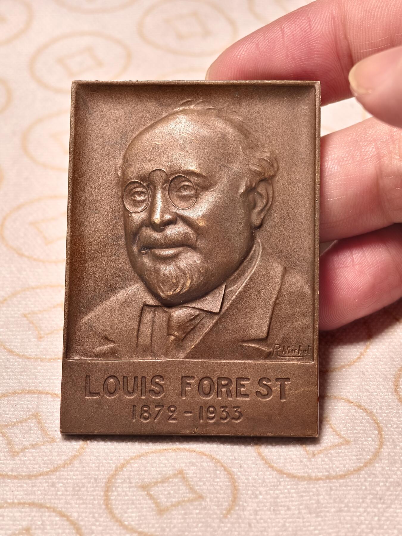 抚柳草堂-第六期章牌钱币 奖章勋章限时免佣 满百包邮 放漏专场 1933法国政治家评论家路易•弗雷斯特方形大铜章  尺寸44×64mm 重66.1g 浮雕精美人物刻画传神