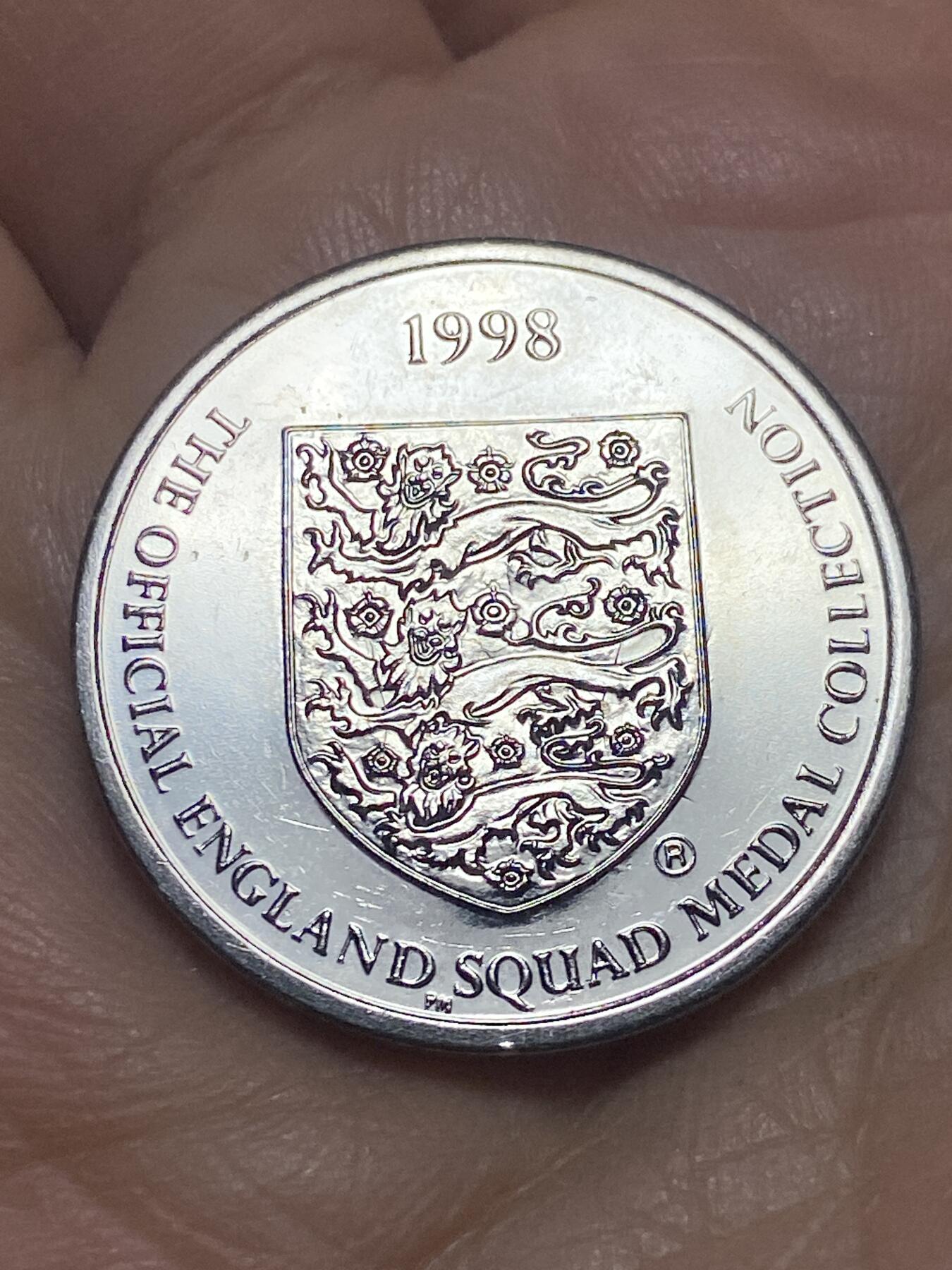 2026年第四场(总第一百七十三场）外国好品散币场(免佣金) 英国🇬🇧1998年法国世界杯官方纪念章(英格兰国家队前锋阿兰·希勒)