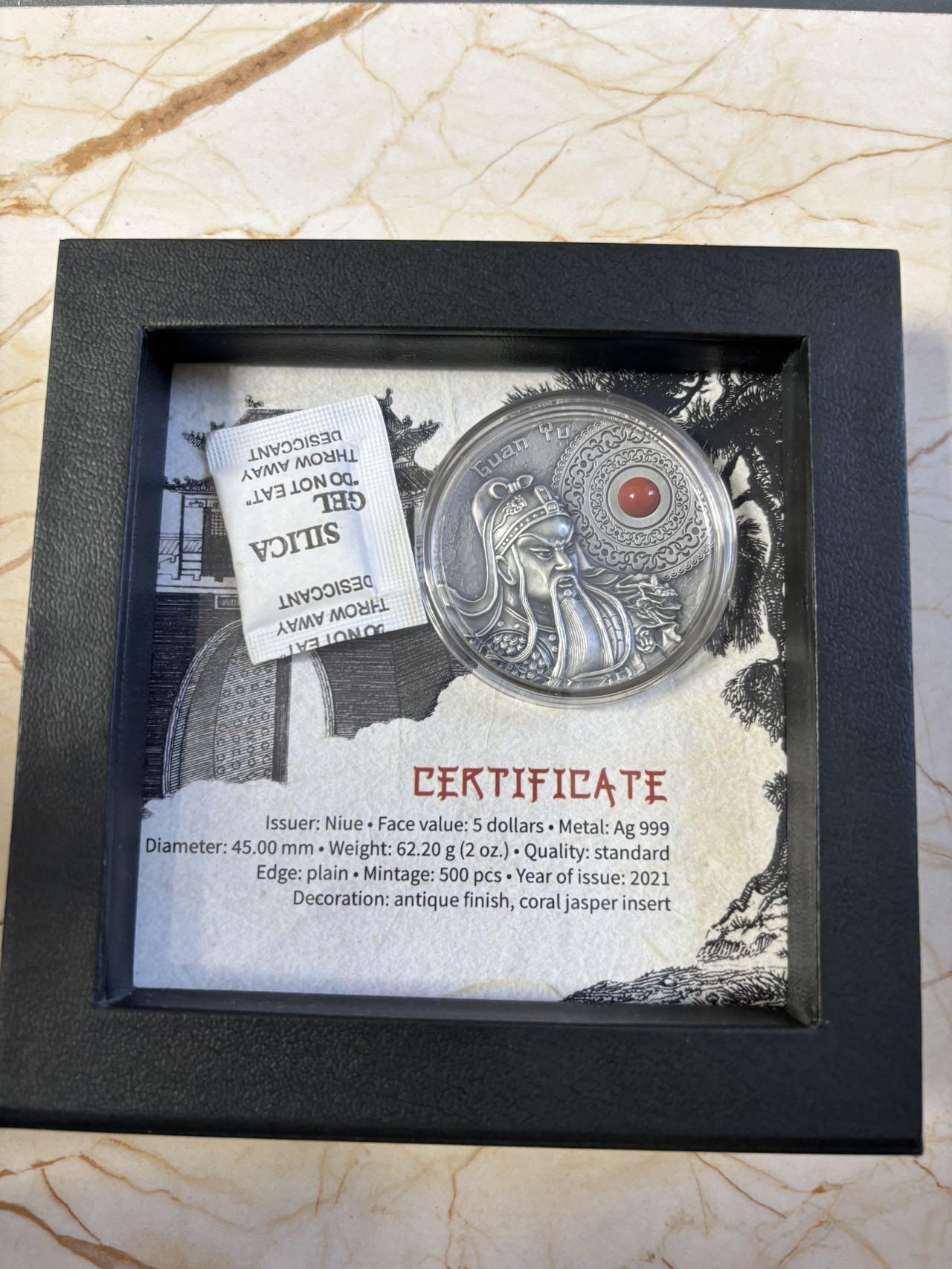 第187期拍卖 纽埃2021年中国龙虎将(1)-(战神)关羽,2盎司超高浮雕仿古镶嵌珊瑚红玉银币。62.2克，发行500枚