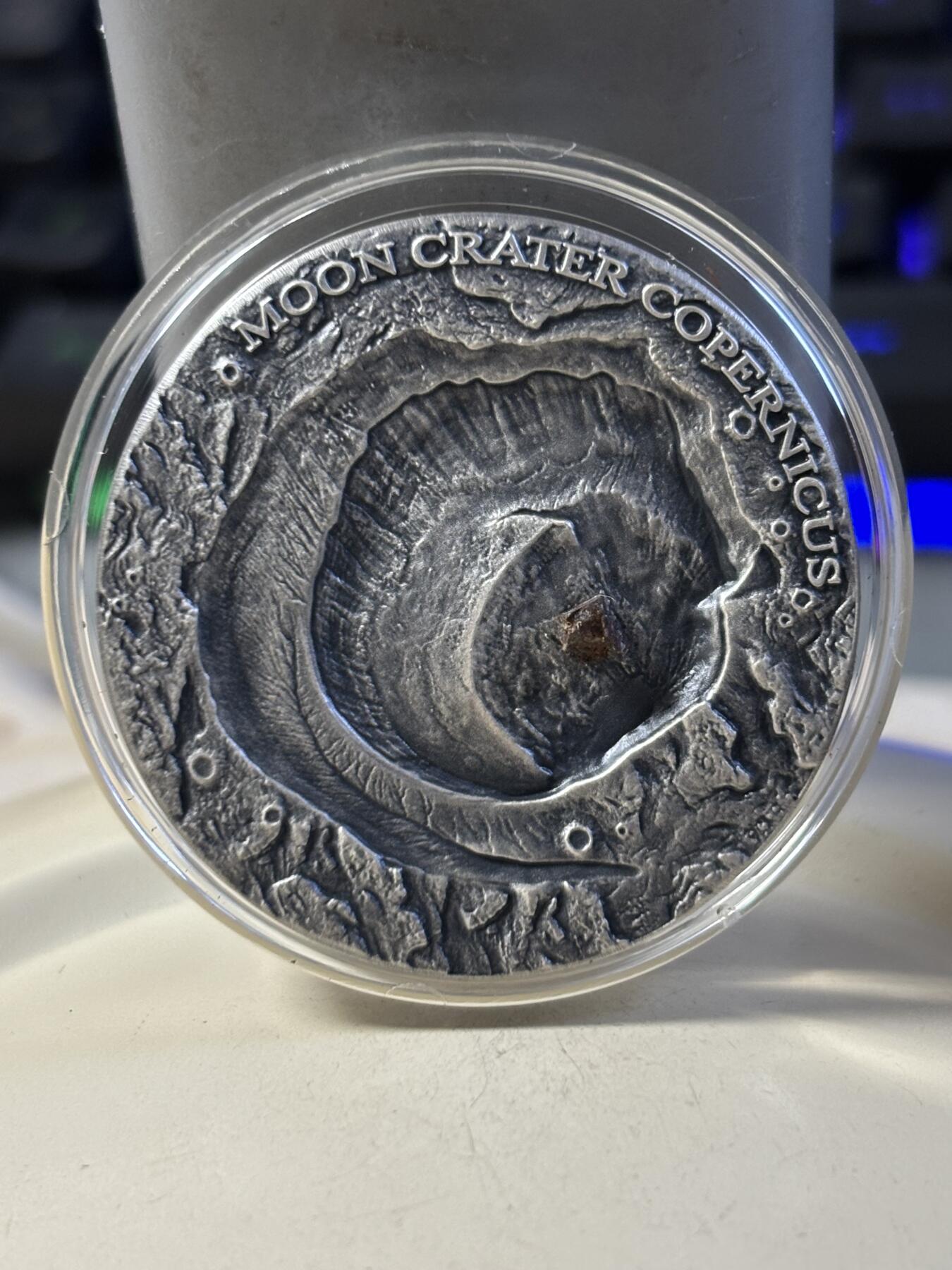 第187期拍卖 纽埃2019年宇宙星坑1哥白尼环形山镶月球陨石银币，999银，发行666枚