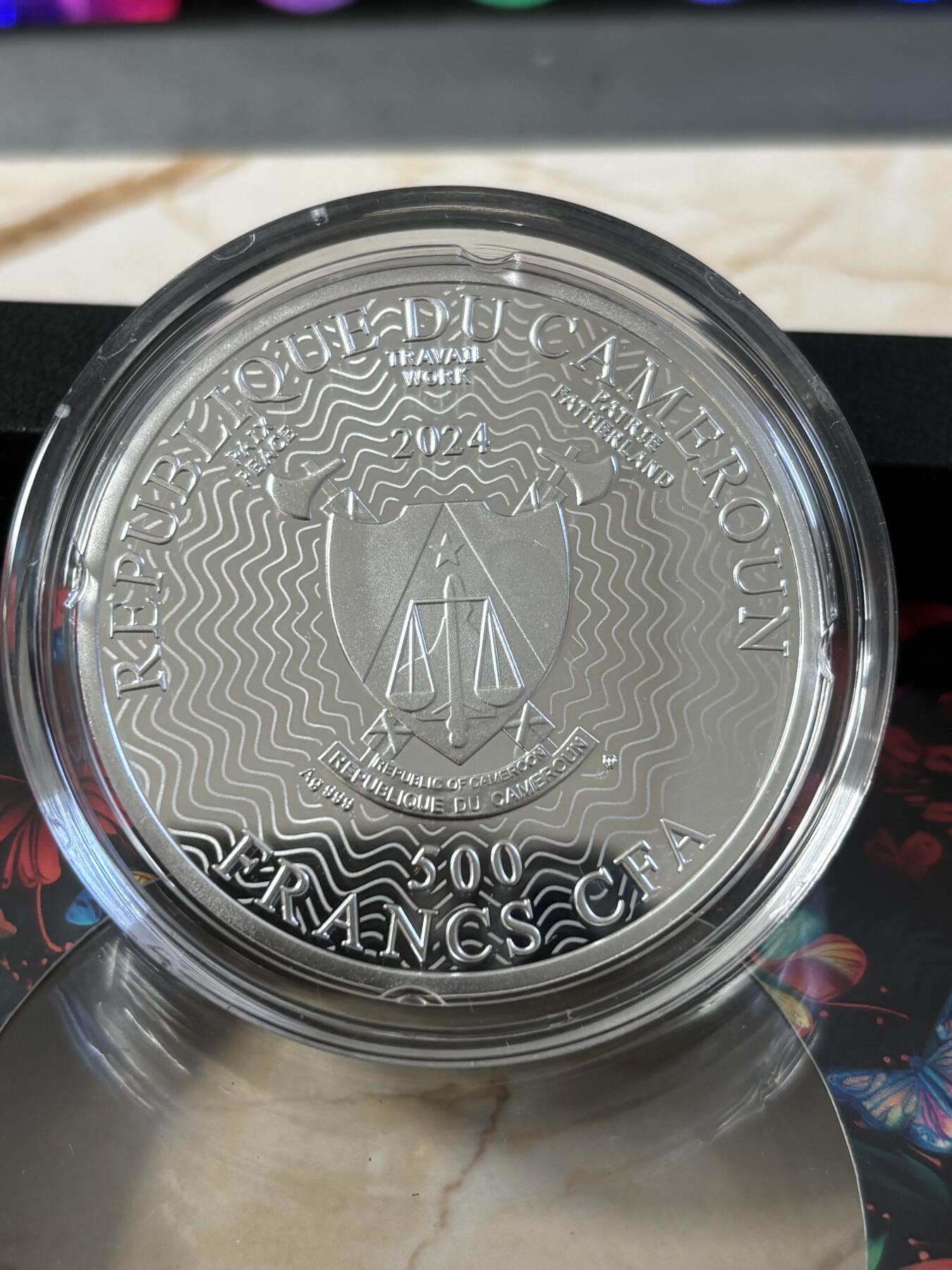 第187期拍卖 喀麦隆2024年自然之美系列阿波罗绢蝶彩色纪念银币，999银，17.5克，发行555枚，有起泡