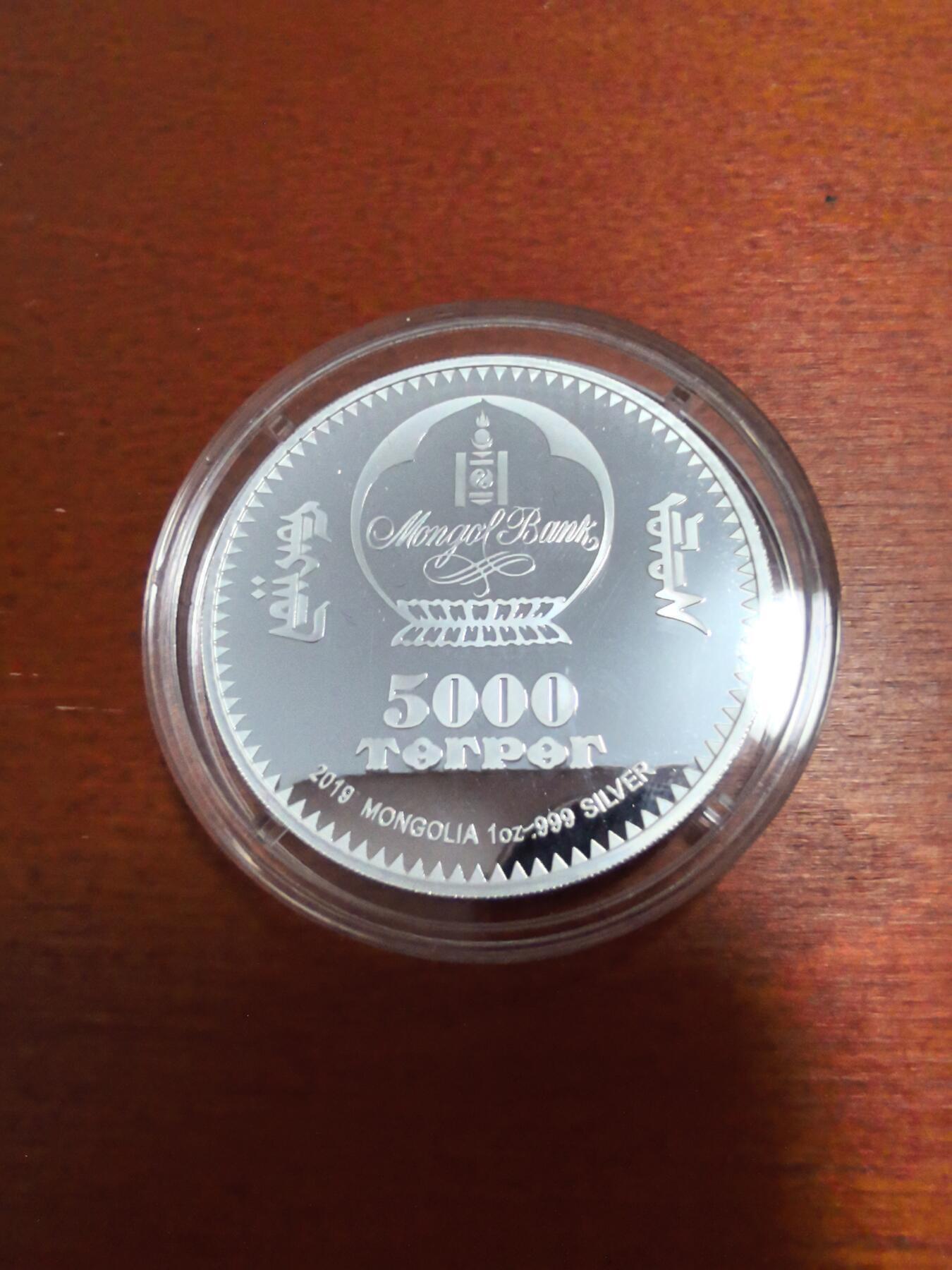 长老汇蛇年精选第九十二场拍卖  2019蒙古诺门罕战役80周年5000图格里克彩色精制银币，1盎司999银，1000枚实际只有500枚，盒证全，网上交易记录2024年10月214美金。蒙苏联军击败关东军，让日本再也不敢从东线进攻苏联。