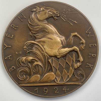掌中浮雕-藏着的欧洲第048场 - 1924年德国大师卡尔.哥茨制作巴伐利亚王国瓦尔兴湖水电站建成纪念巨型铜章，象征巴伐利亚的骏马一边在波涛中奔腾，一边口吐闪电。115mm，442g。正面马身上有一道划痕。