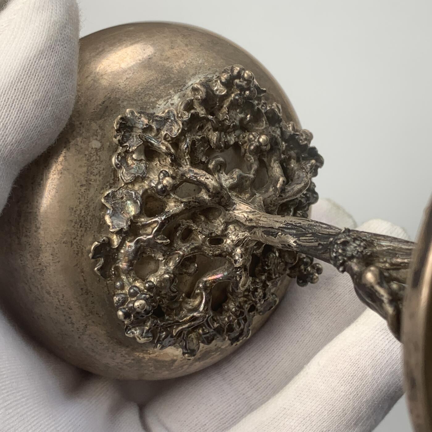 掌中浮雕-藏着的欧洲第048场 意大利潘神银质酒杯。工艺精美，比较少见的立体圆雕杯座和柄座，刻画了半人半羊的潘神与裸女在葡萄树下嬉戏的场景。高度12cm，口径7cm，重量256克，800银戳，底座边缘稍有变形