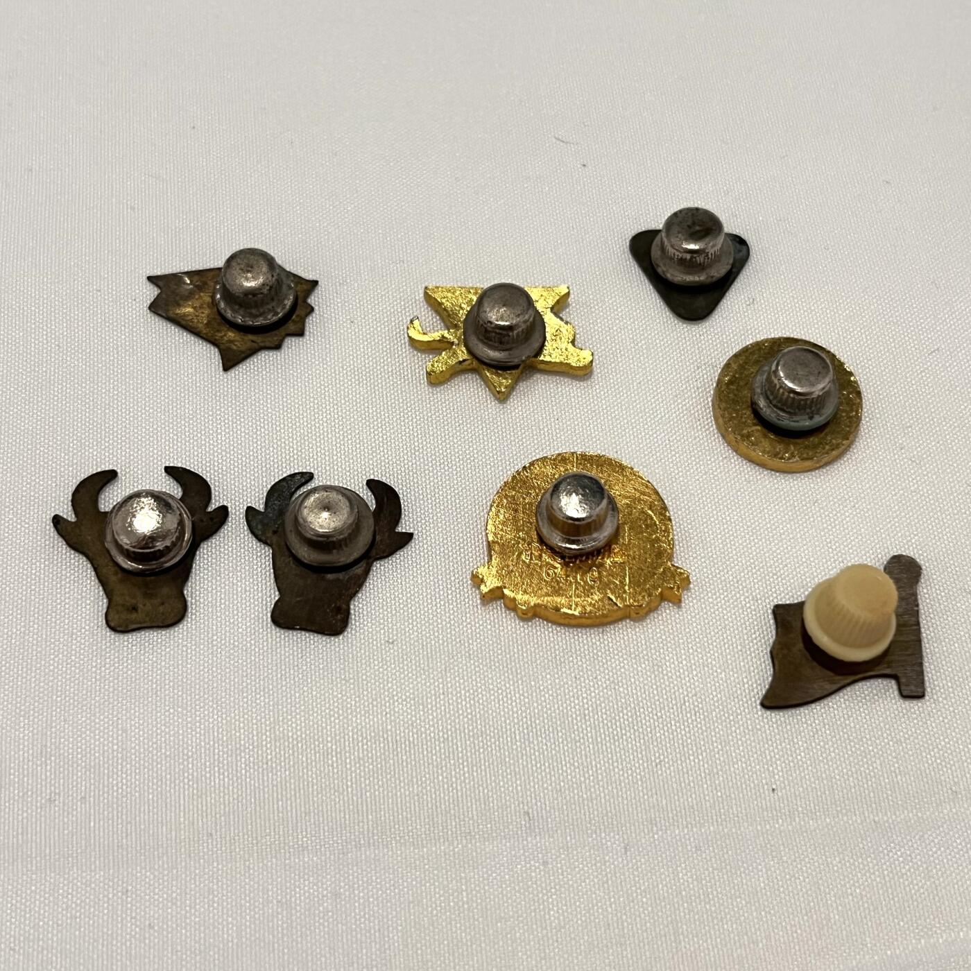 韵星假日拍卖第三十五期 -- Rimey Holidays Auction 34 国防部制发蒋公像章、中华道教徽章、干部训练团、旗帜徽章等一组八枚合拍