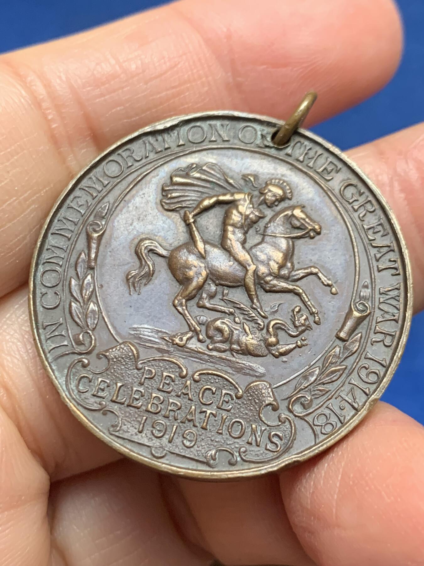 《竞宝斋》第455场 周日，周一 2场连拍 （全场包邮，欢迎送拍） 英国1919年马剑造型胜利与和平纪念铜章，经典优雅，少见品种。19.6克，34.8mm。