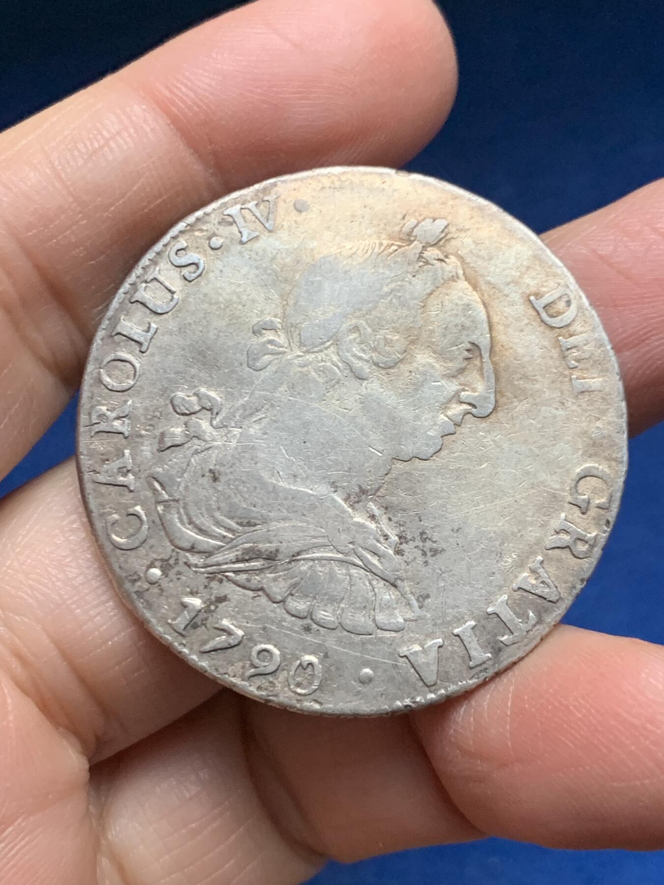 《竞宝斋》第455场 周日，周一 2场连拍 （全场包邮，欢迎送拍） 西属玻利维亚1790年卡三像过渡版双柱8R银币，过度版稀少，大币胚，特色十足，比同年墨西哥双柱大一圈