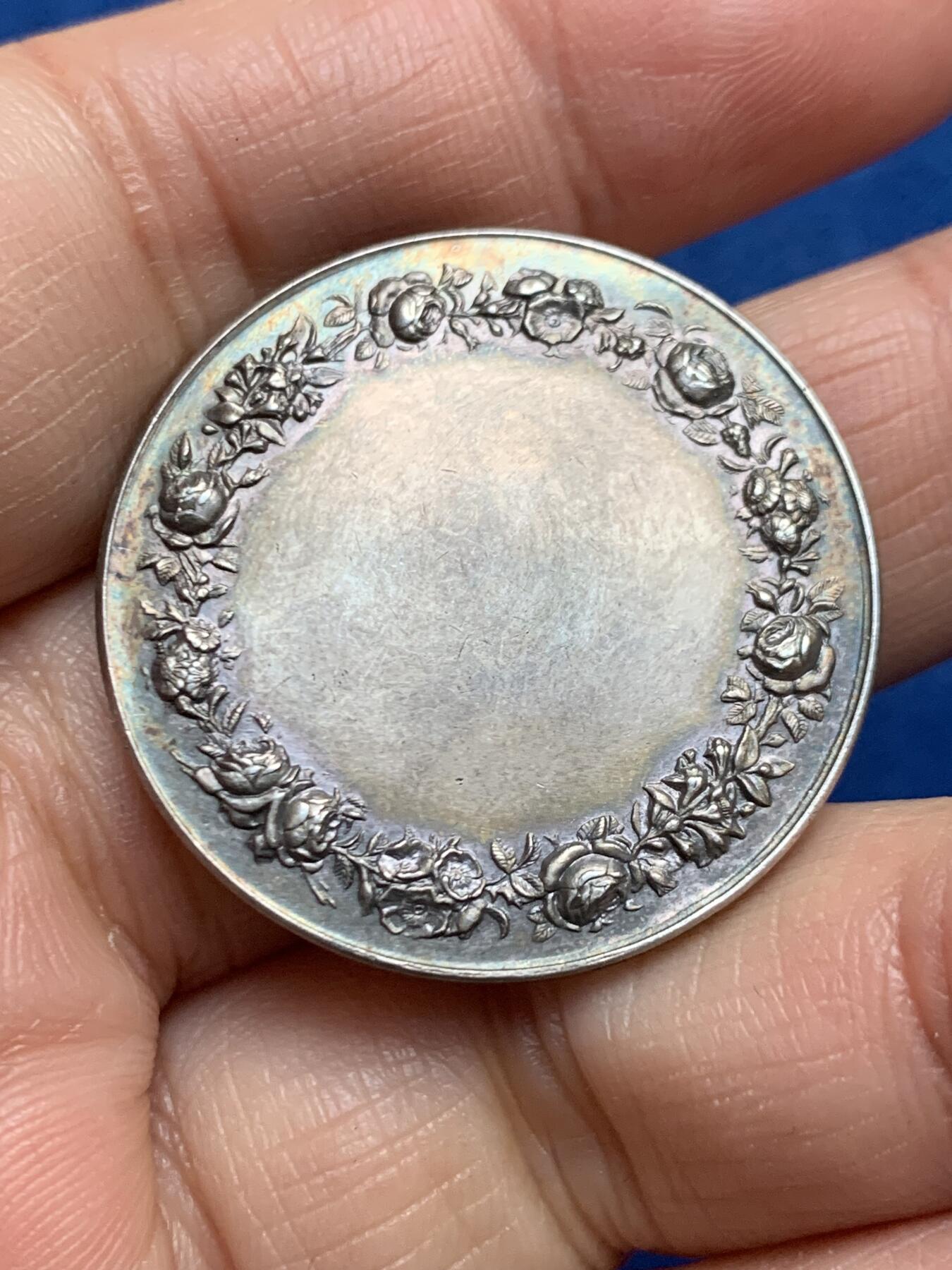 《竞宝斋》第455场 周日，周一 2场连拍 （全场包邮，欢迎送拍） 法国婚姻与爱情纪念银章 背面无刻字 丰饶角银标 16.28克 32MM 依偎