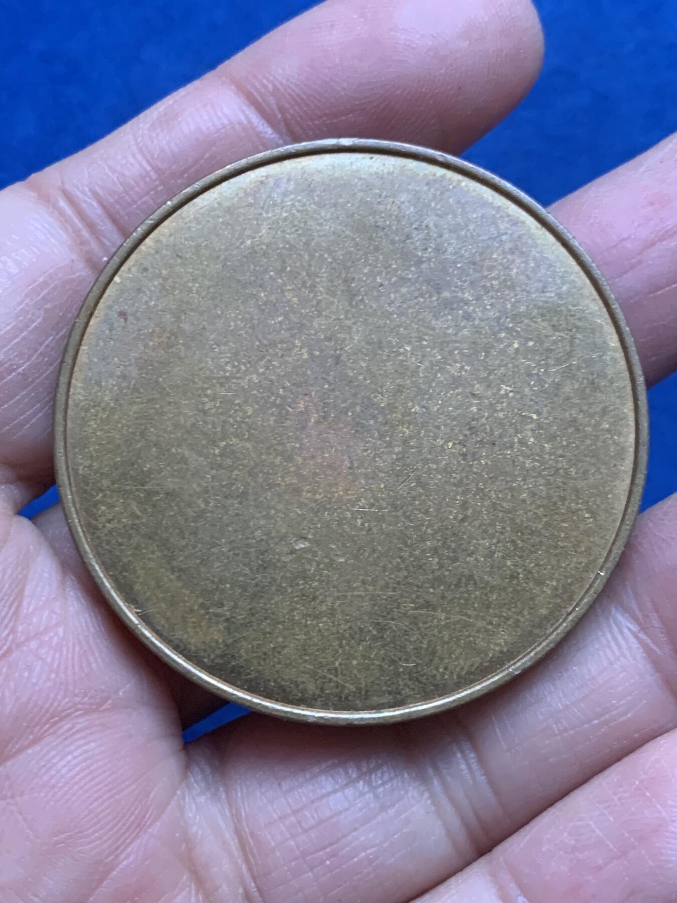 《竞宝斋》第455场 周日，周一 2场连拍 （全场包邮，欢迎送拍） 法国野猪头单面铜章 46克 45.6mm 三角铜标