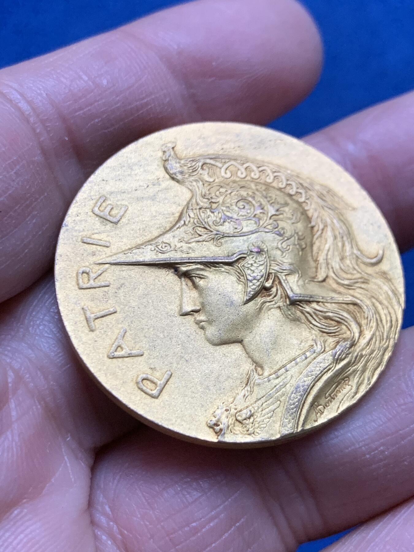 《竞宝斋》第455场 周日，周一 2场连拍 （全场包邮，欢迎送拍） 戎装玛丽安娜镀金铜章 21.5克 36mm 三角铜标 孔雀头盔