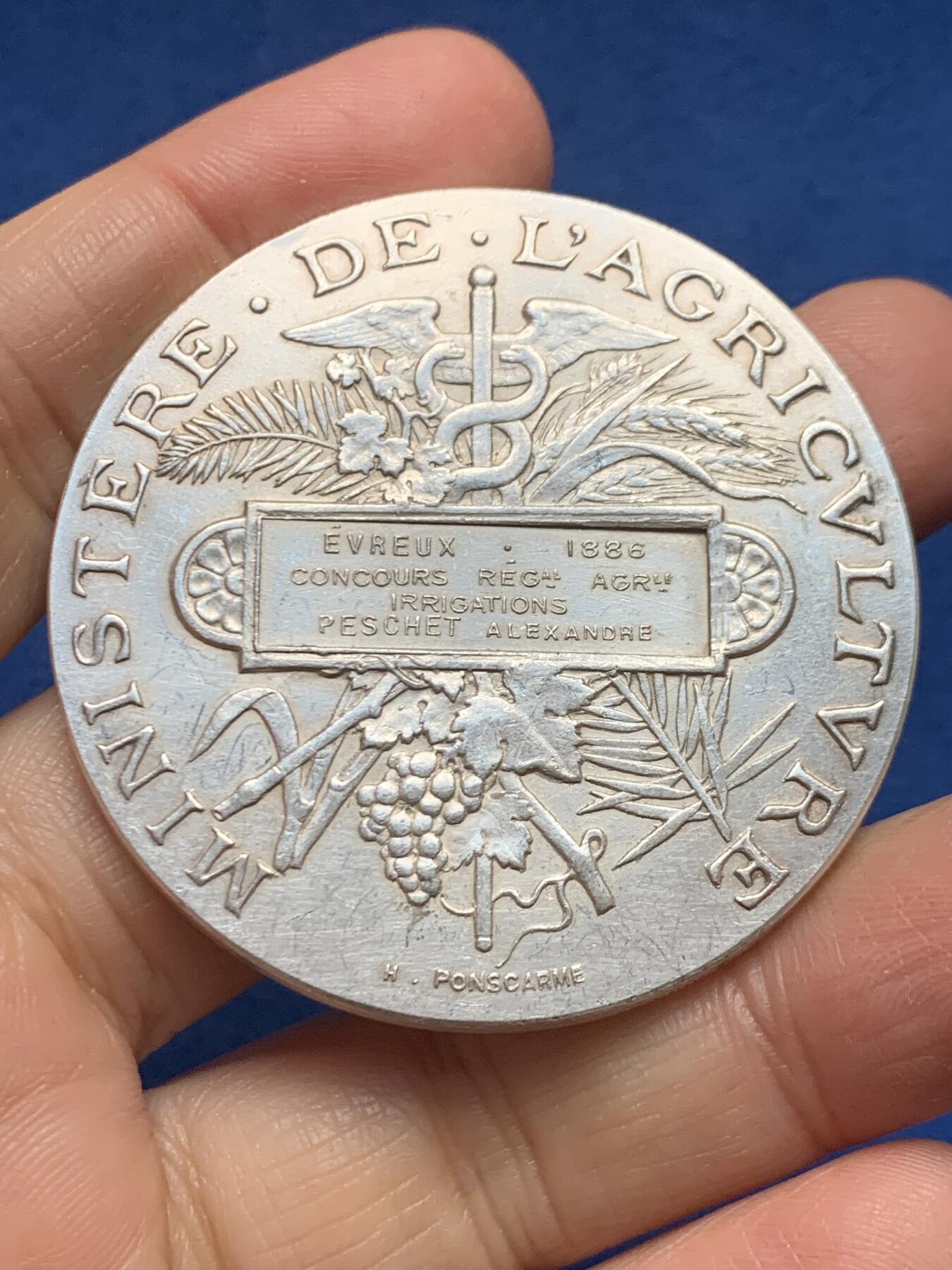 《竞宝斋》第455场 周日，周一 2场连拍 （全场包邮，欢迎送拍） 法国农业部农业竞赛银章，正面为农业与商业之神墨丘利，65.35克，50.2MM，丰饶角银标，950银。