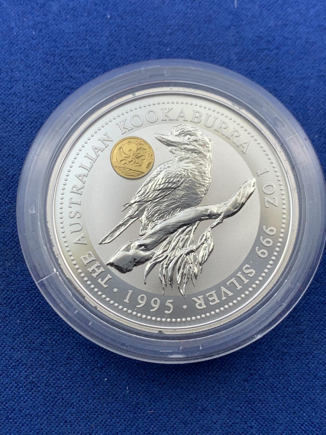 《竞宝斋》第455场 周日，周一 2场连拍 （全场包邮，欢迎送拍） 澳大利亚 1995年 笑翠鸟 熊猫镶嵌银币 含纯银1盎司999银，金猫重0.5克黄金，发行1万枚，为北京国际钱币邮票展而发行 原盒证