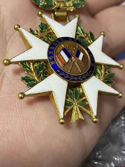 苏联勋章奖章1月5日晚上九点结束在麦稀奇 找不到的加我qq或者微信都是184277308备注苏章拍卖。最好加微信群每次都会通知还有提前可以一口价的 最近会持续拍卖一些东西。 法国荣誉军团勋章 （代拍）珐琅基本完整 有些小瑕疵无伤大雅 完美主义者绕行 非常漂亮