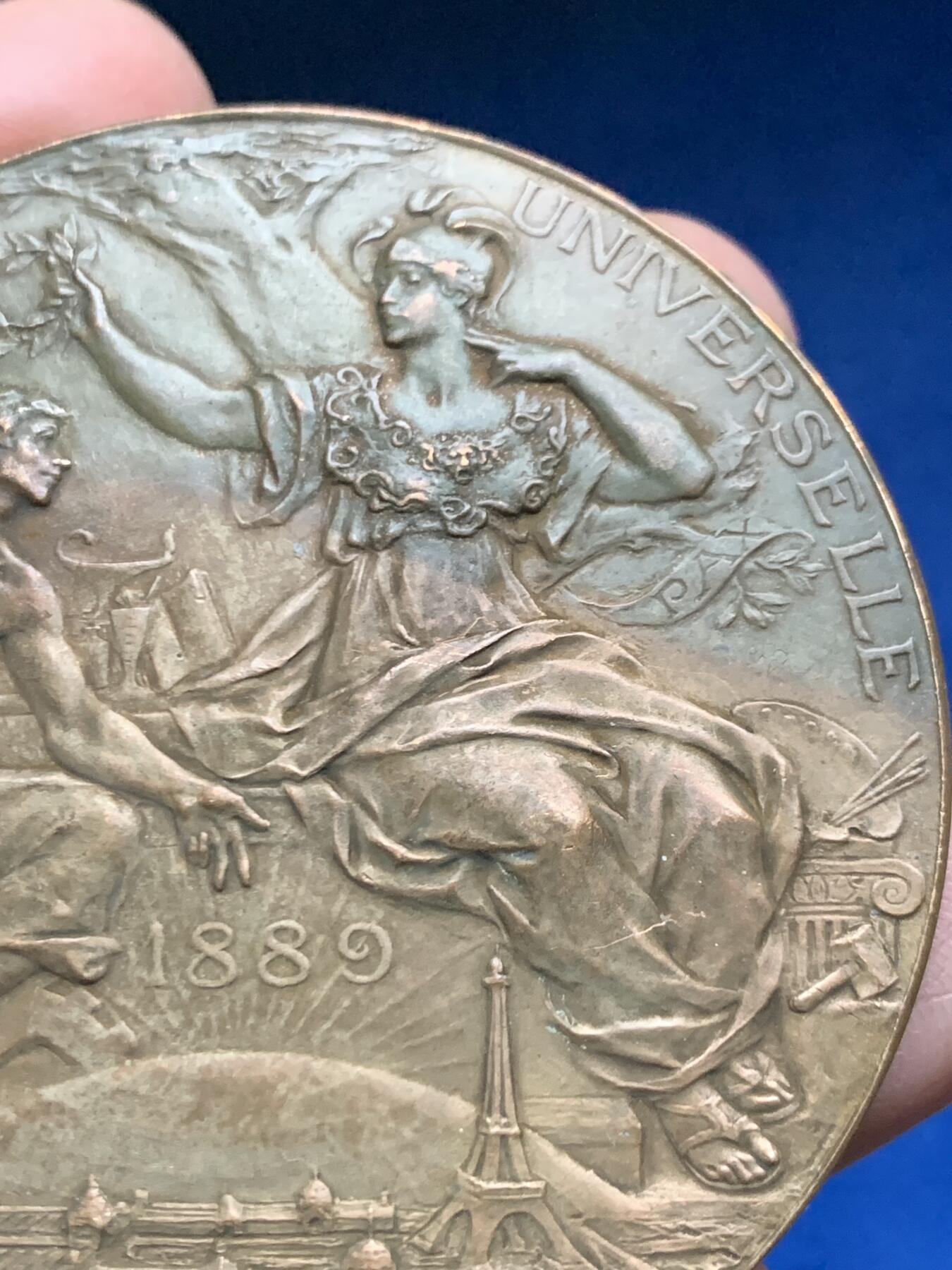 《竞宝斋》第455场 周日，周一 2场连拍 （全场包邮，欢迎送拍） 法国1889年巴黎世博会纪念大铜章 104.25克 62.8mm 丰饶角铜标