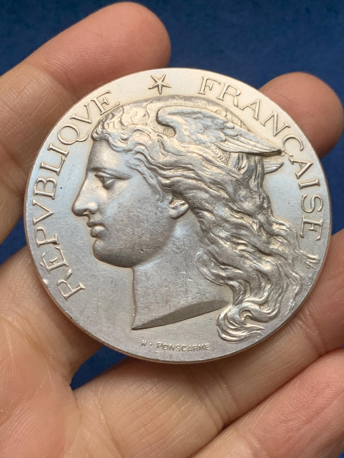 《竞宝斋》第455场 周日，周一 2场连拍 （全场包邮，欢迎送拍） 法国农业部农业竞赛银章，正面为农业与商业之神墨丘利，65.35克，50.2MM，丰饶角银标，950银。