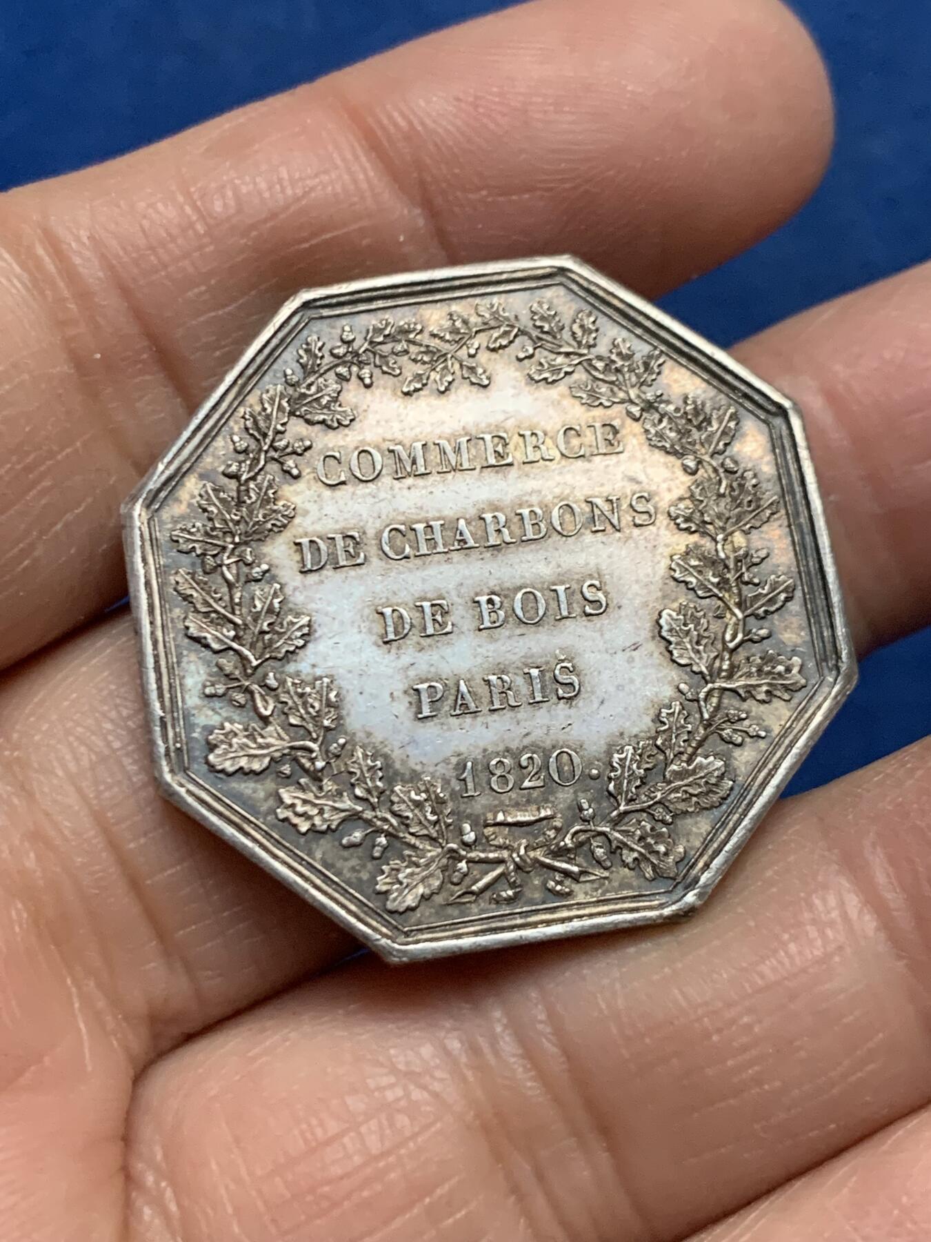 《竞宝斋》第455场 周日，周一 2场连拍 （全场包邮，欢迎送拍） 法国巴黎木炭贸易八角银质代币，33.2MM，20.25克，手指边铭，小名誉品
