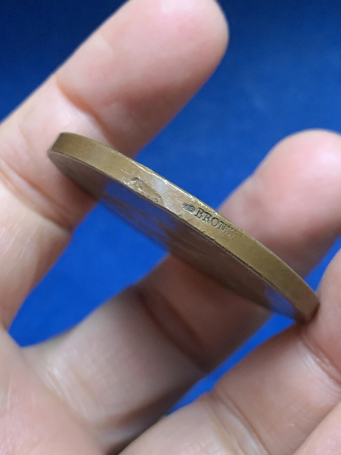 《竞宝斋》第455场 周日，周一 2场连拍 （全场包邮，欢迎送拍） 海马玛丽安娜女神铜章 38.45克 41.6mm 丰饶角铜标