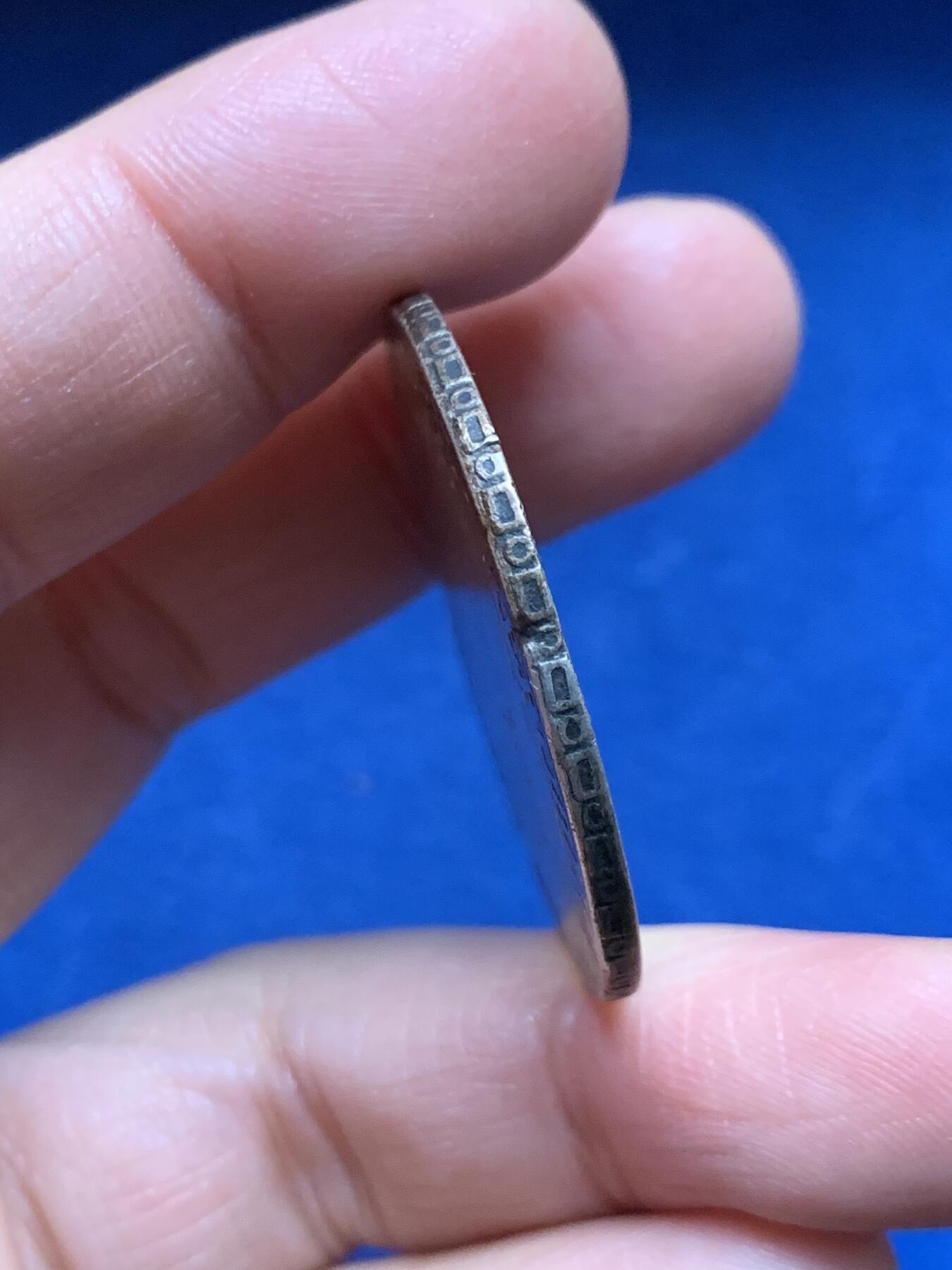 《竞宝斋》第455场 周日，周一 2场连拍 （全场包邮，欢迎送拍） 1840年新格拉纳8里亚尔银币，哥伦比亚共和国时期（1831-1858年）波哥大造币厂发行，安第斯神鹰丰饶角/月桂叶棕榈叶花环，8迪尼罗斯（Dineros）是西班牙传统的纯度单位8/12=0.666，换算成千分比约为.903纯银，此类常见弱打，有老打孔填补，存世好品非常稀少而价格极高！