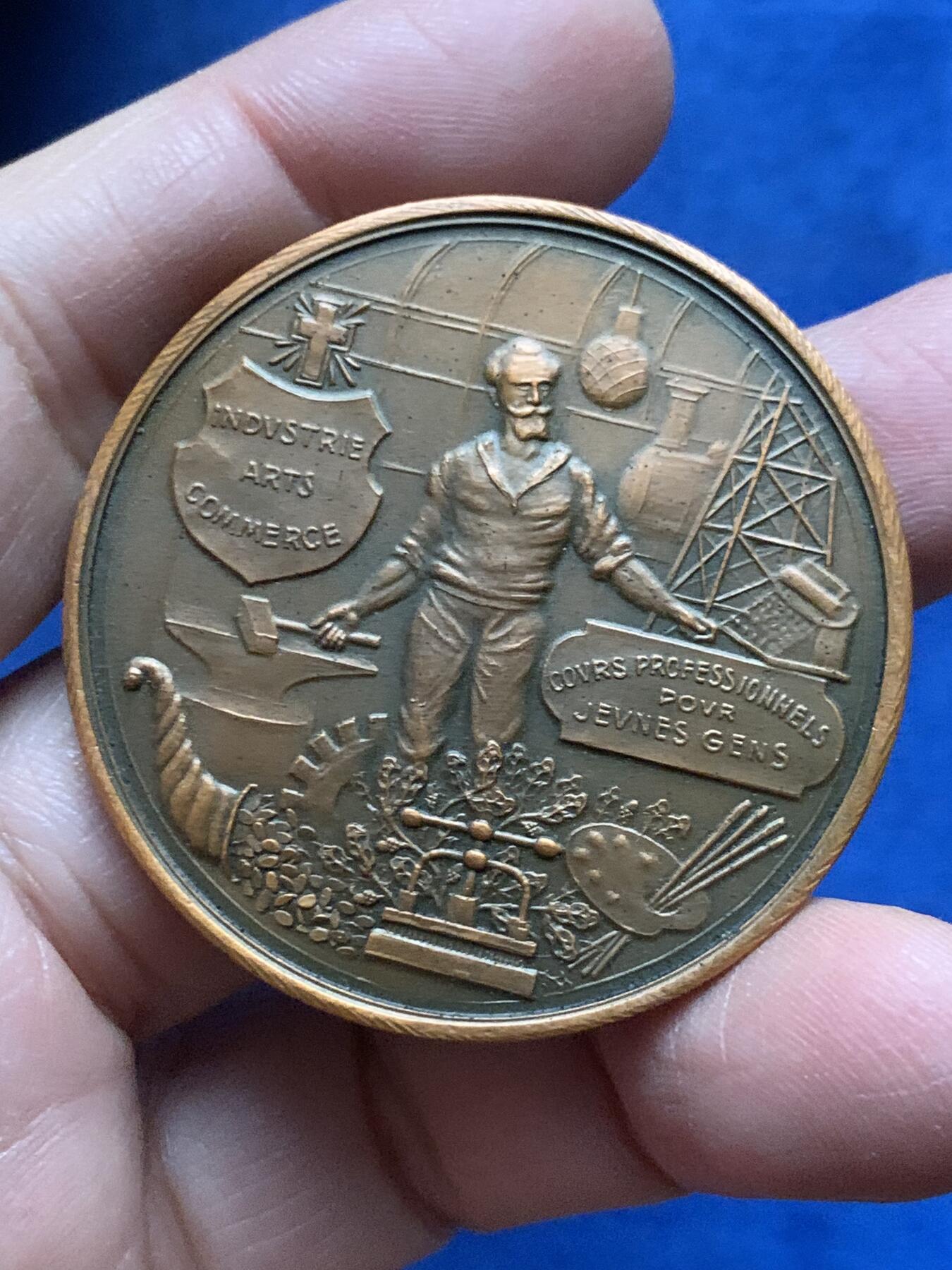 《竞宝斋》第455场 周日，周一 2场连拍 （全场包邮，欢迎送拍） 里昂自由学校兄弟会校友协会纪念铜章 31克 45.3mm 三角铜标 带原盒