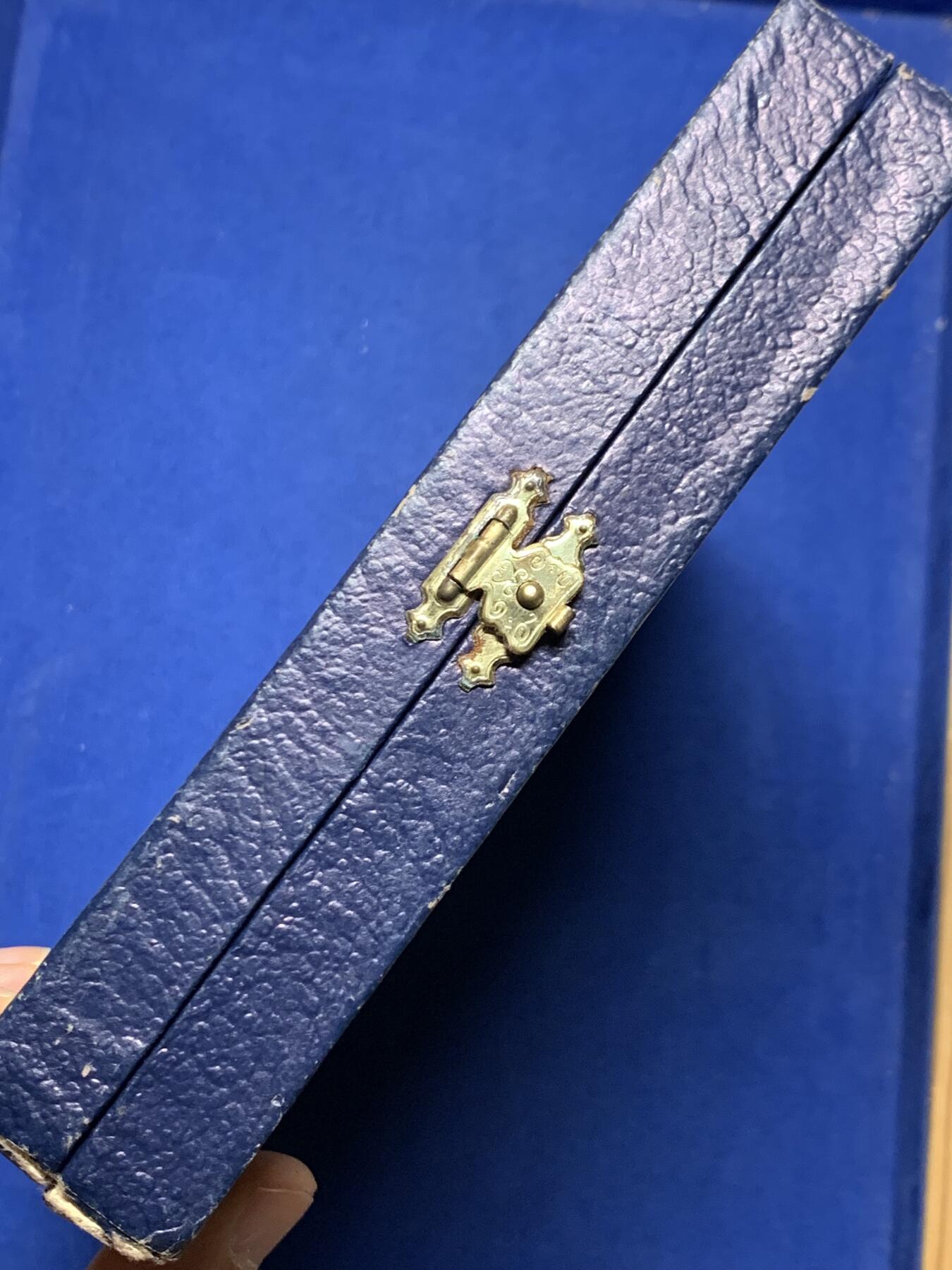 《竞宝斋》第455场 周日，周一 2场连拍 （全场包邮，欢迎送拍） 1993年田径比赛纪念奖牌 带原始包装 带盒总重约910克，长约167mm  宽约130mm 巨大