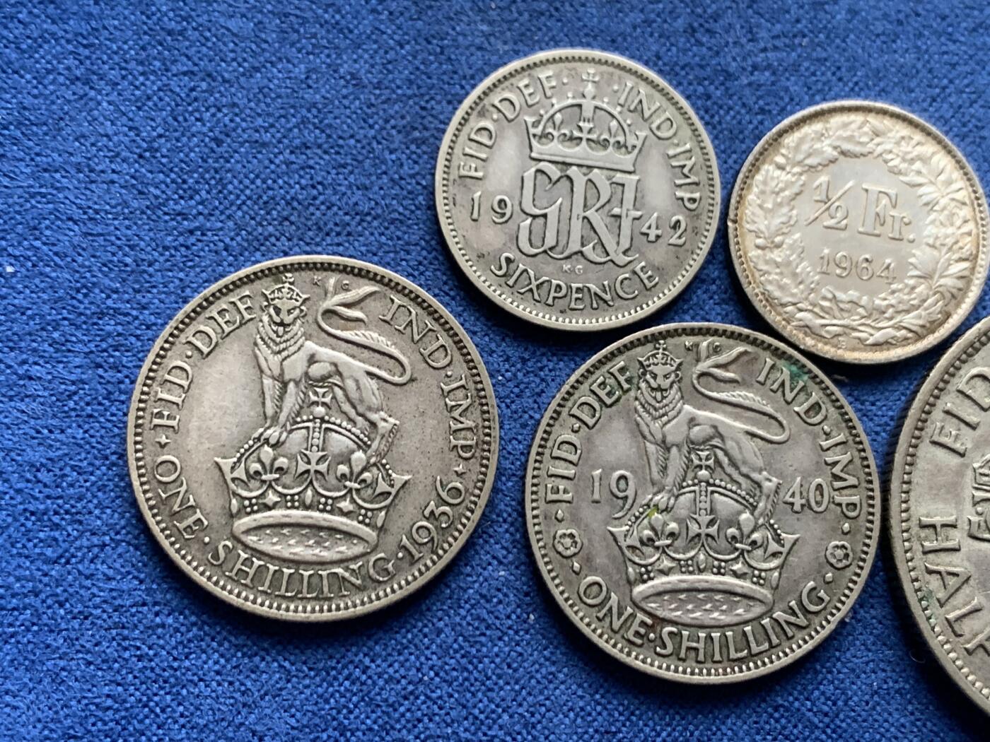 《竞宝斋》第455场 周日，周一 2场连拍 （全场包邮，欢迎送拍） 五枚一组 英国银币三枚（1940年乔治六世1先令+1936年乔治五世1先令+乔治六世1942年6便士）+瑞士1964年半法朗银币 原光+英国1938年乔治六世半克朗银币