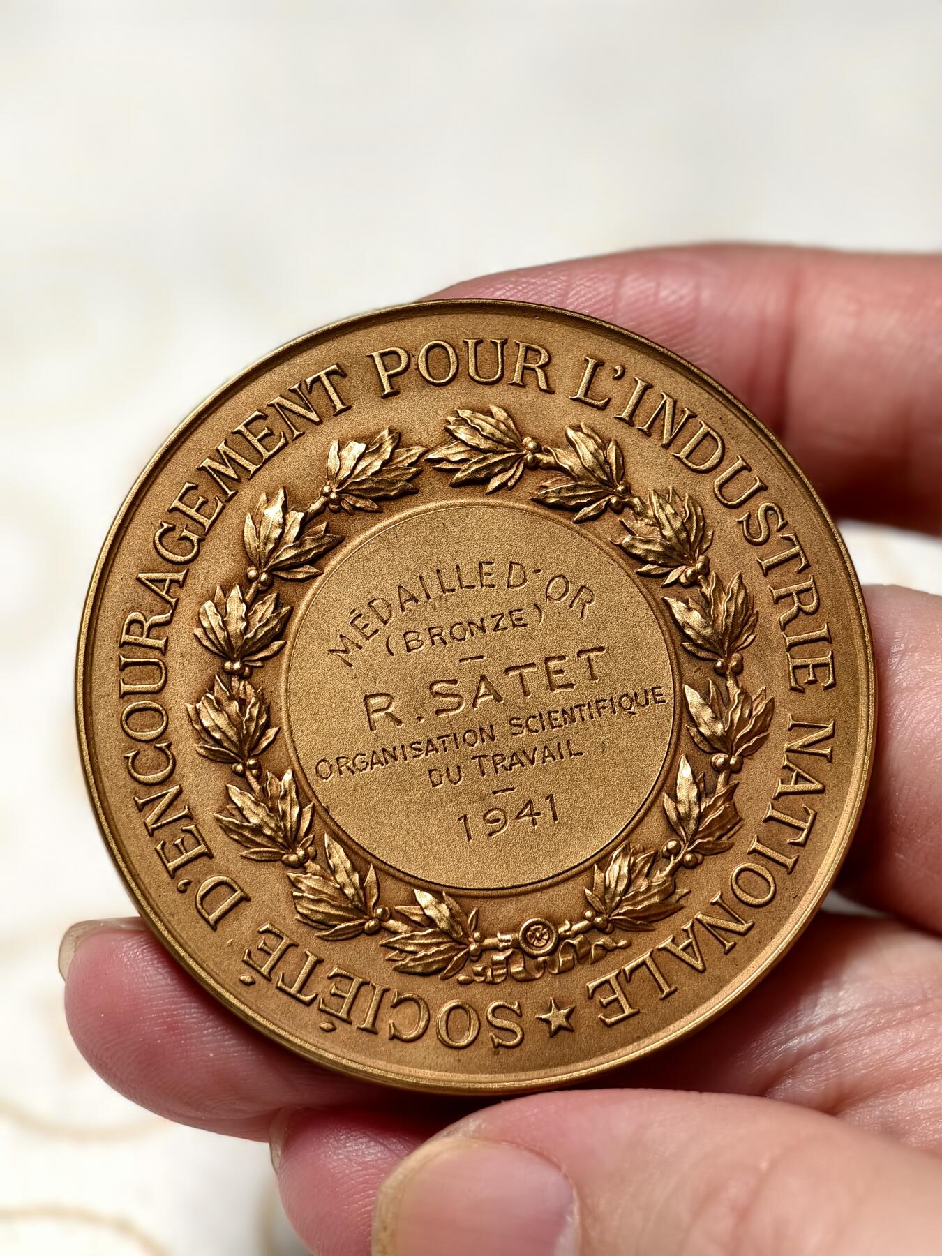 抚柳草堂-第六期章牌钱币 奖章勋章限时免佣 满百包邮 放漏专场 1941法国国家工业鼓励协会镀金大铜章重53.7g 直径50.6mm 丰饶角铜标 品相非常棒镀层完美漂亮极了