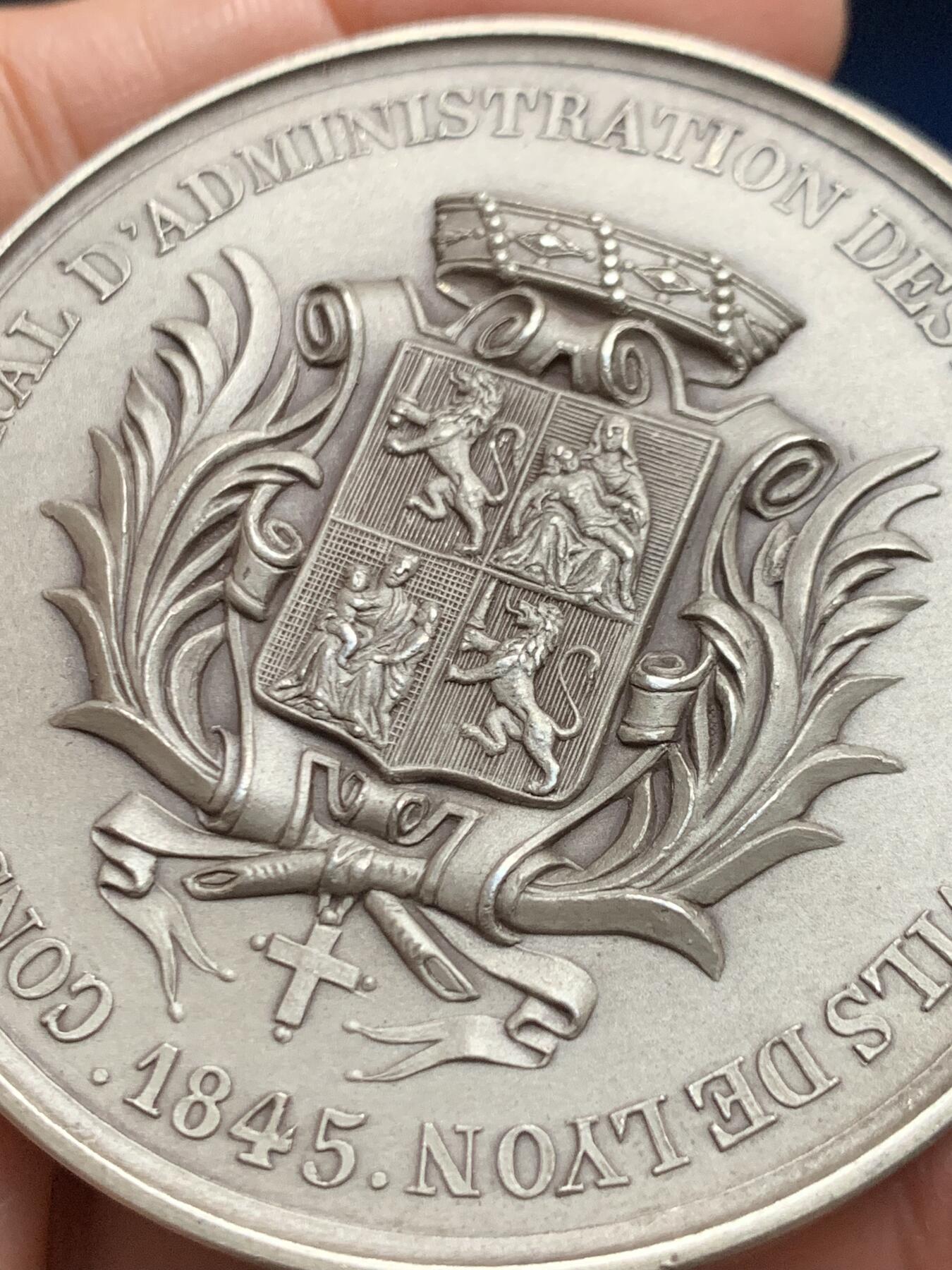 《竞宝斋》第455场 周日，周一 2场连拍 （全场包邮，欢迎送拍） 法国里昂市立医院总理事会大银章 124.65克 56mm 1901-1919 丰饶角1银标边铭 稀有