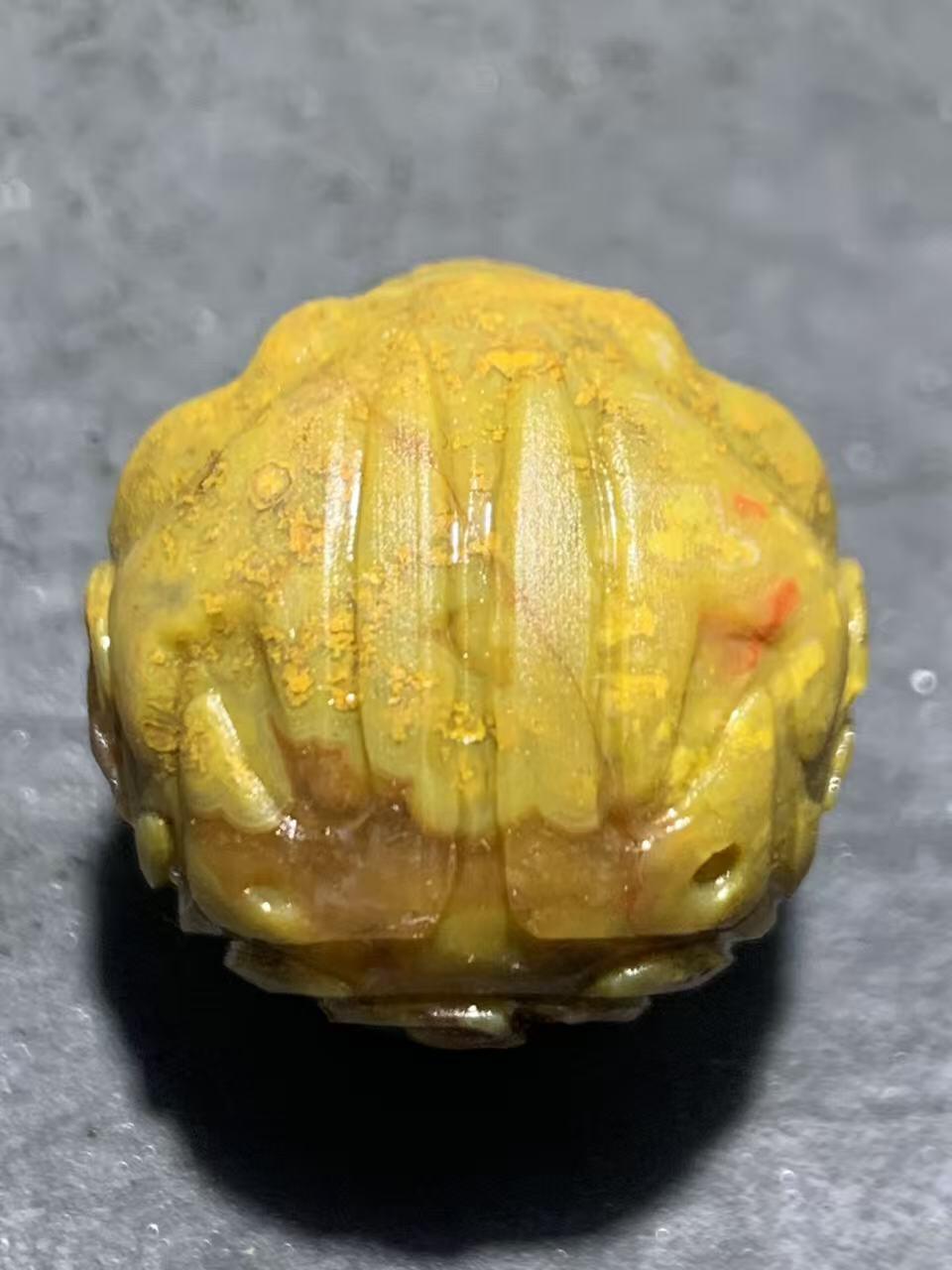 精美黄金草花纹战国红玛瑙亚光手工雕刻瑞兽珠一颗！