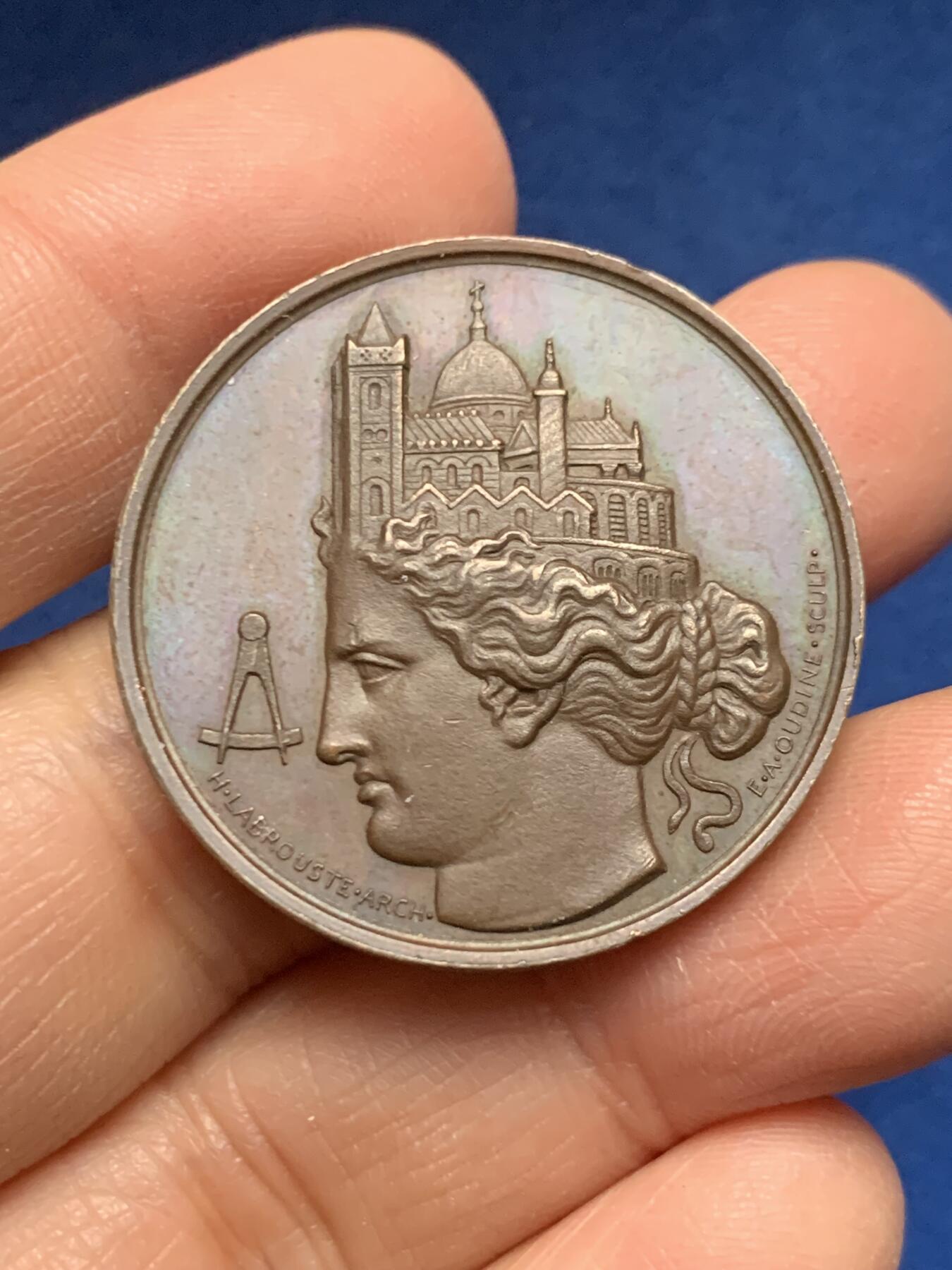 《竞宝斋》第455场 周日，周一 2场连拍 （全场包邮，欢迎送拍） 法国建筑师协会纪念铜章 17.45克 33.2mm 手指铜标 铜质少见