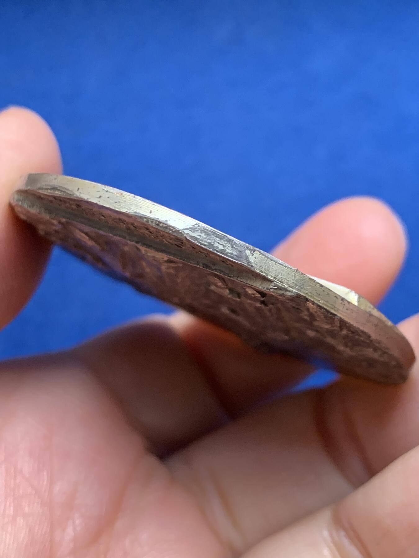 《竞宝斋》第455场 周日，周一 2场连拍 （全场包邮，欢迎送拍） 祝福的祭坛 双面高浮雕镀银大铜章，重61.7克，直径50.4mm，工艺精湛，是爱好宗教艺术的朋友必备之选。一面刻有圣人与信徒的场景，另一面则展示教堂内部。