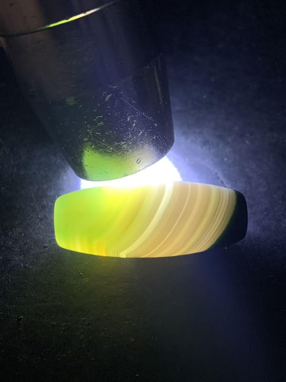 精美冰透高玉化瓷白绿双色缠丝玛瑙桶珠一颗