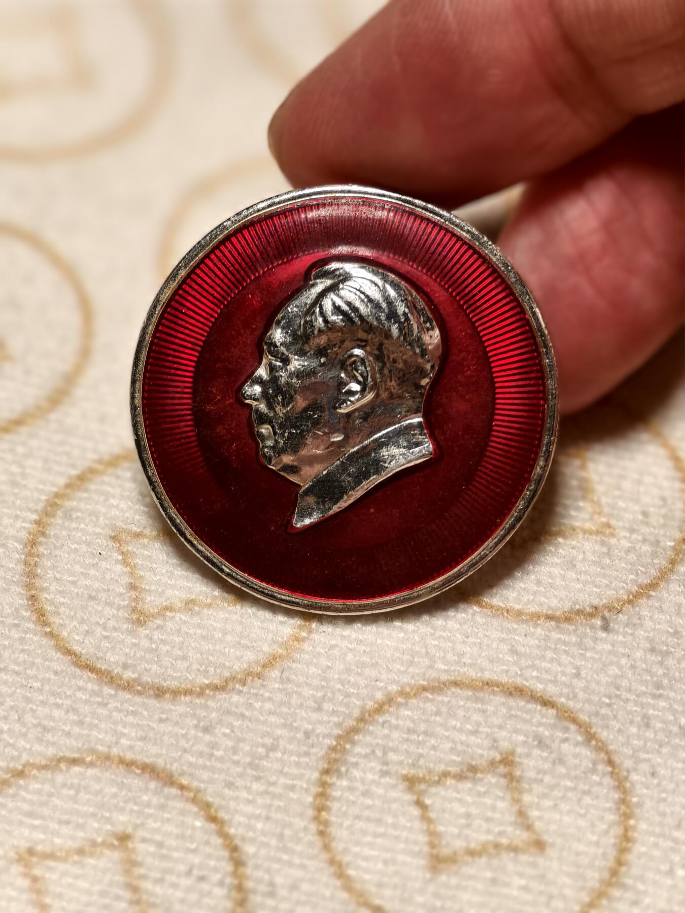 抚柳草堂-第六期章牌钱币 奖章勋章限时免佣 满百包邮 放漏专场 毛主席纪念章  迷你尺寸31.6mm 重3.7g 背面少见凹五星