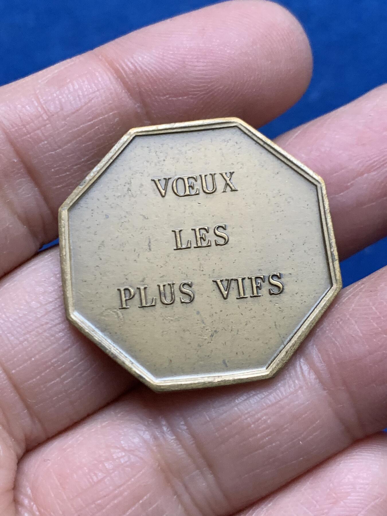 《竞宝斋》第455场 周日，周一 2场连拍 （全场包邮，欢迎送拍） 双鸟相依-形影不离八角铜章 重约12.7克 31mm