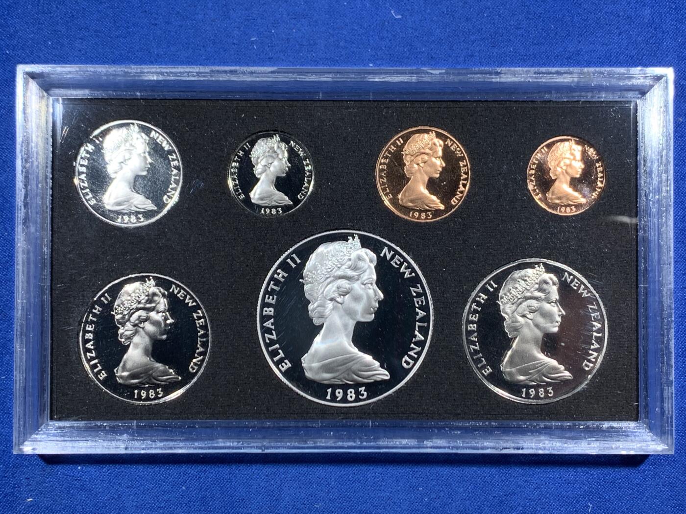 《竞宝斋》第455场 周日，周一 2场连拍 （全场包邮，欢迎送拍） 新西兰1983年伊丽莎白二世精制套币，其中最大面值的一元为银币，27.216克，925银